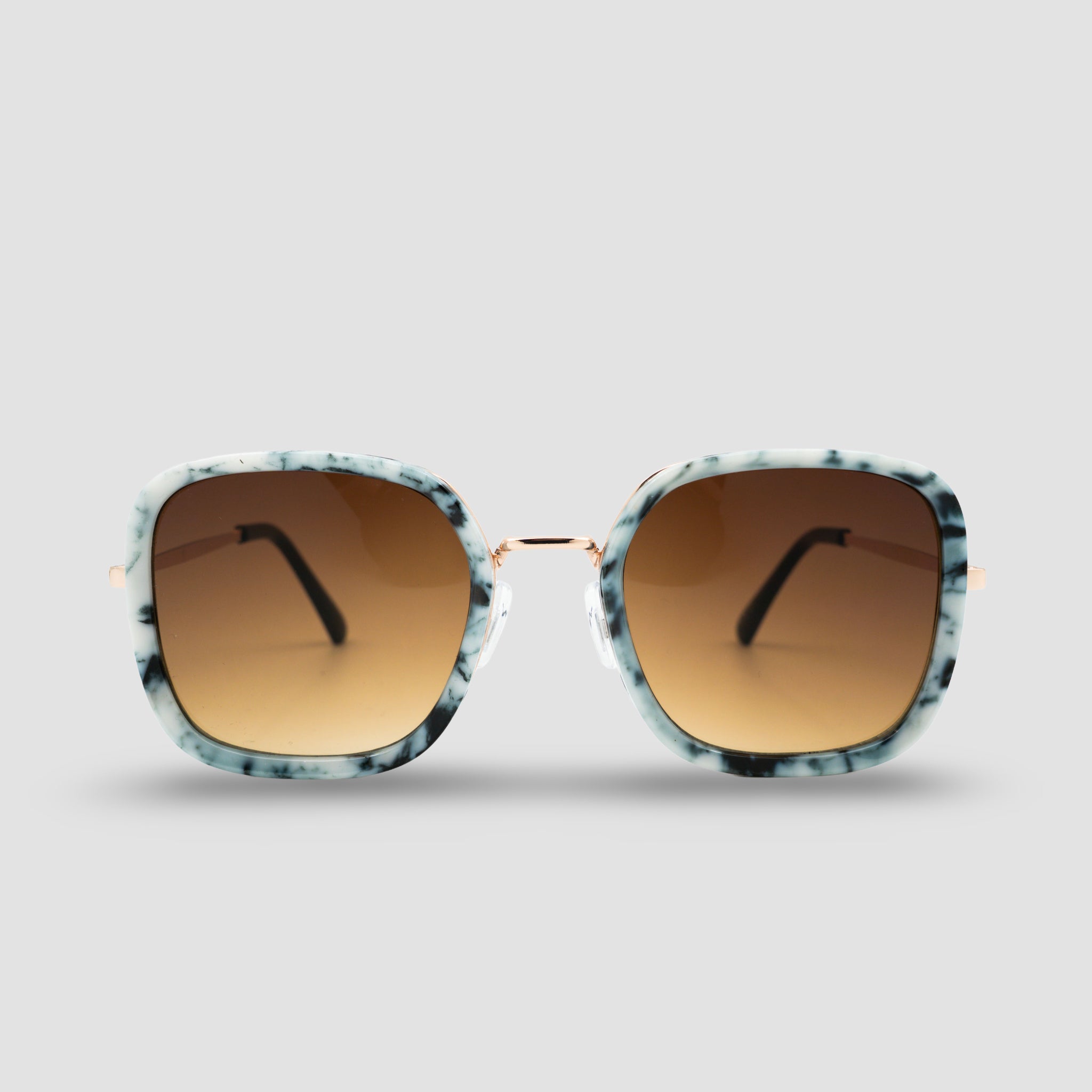 Stijlvolle zonnebril met marmeren montuur en bruine glazen, perfect voor zomerse dagen.