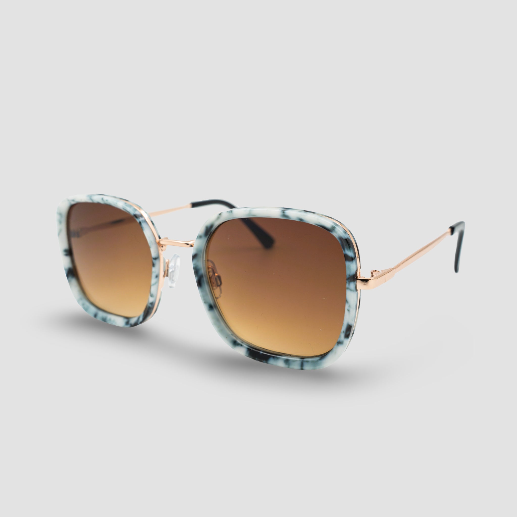 Stijlvolle zonnebril met marmeren montuur en goudkleurige details, perfect voor zomerse dagen.