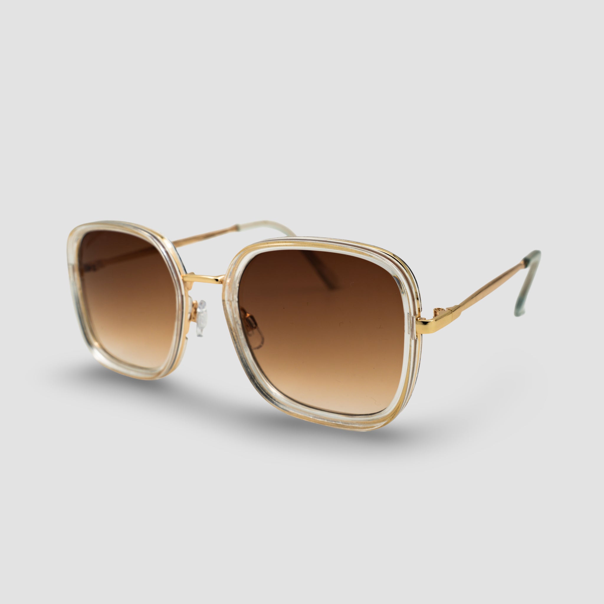 Stijlvolle zonnebril met gouden montuur en bruine glazen, perfect voor zomerse dagen.