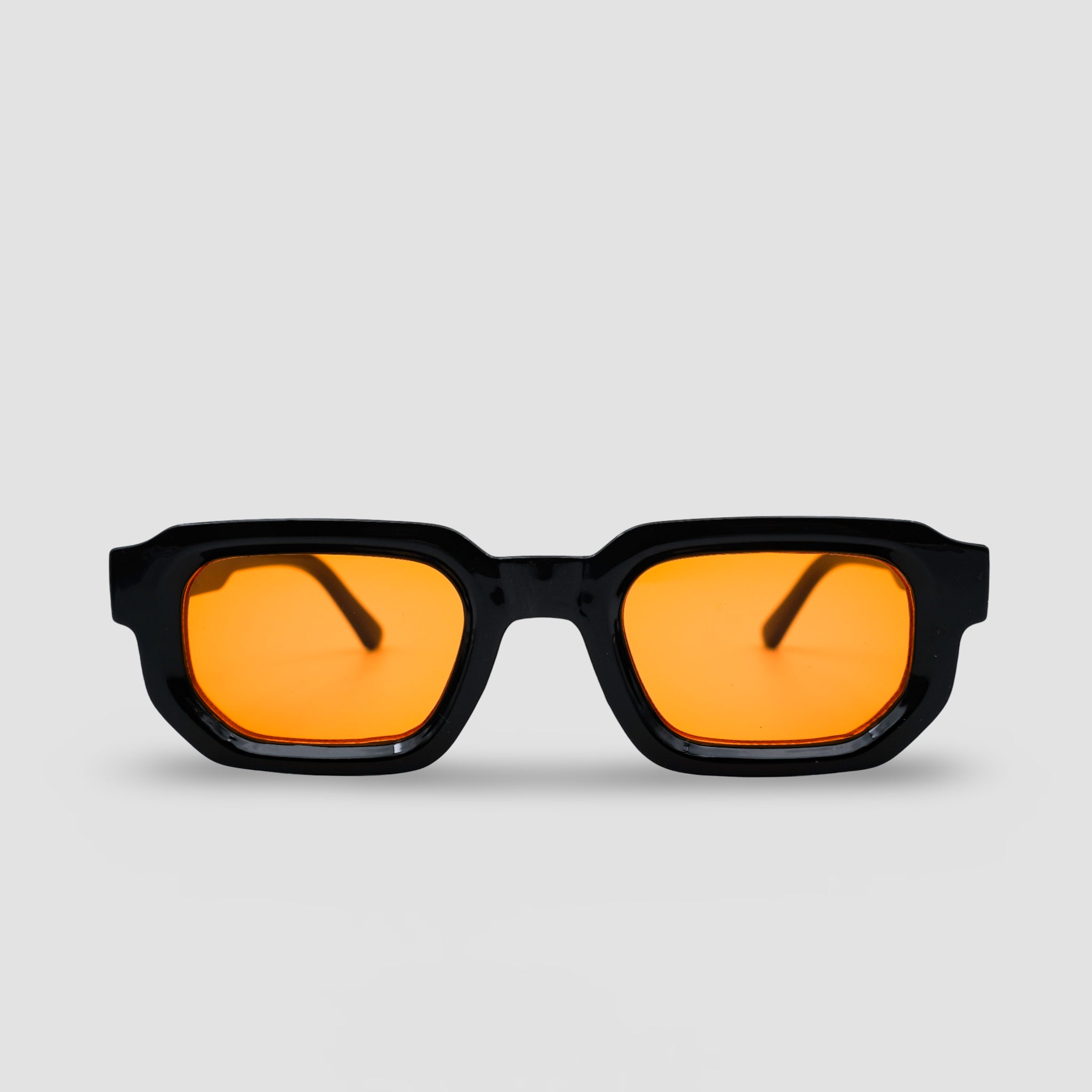 Stijlvolle zonnebril met zwarte montuur en oranje glazen, perfect voor een trendy look.