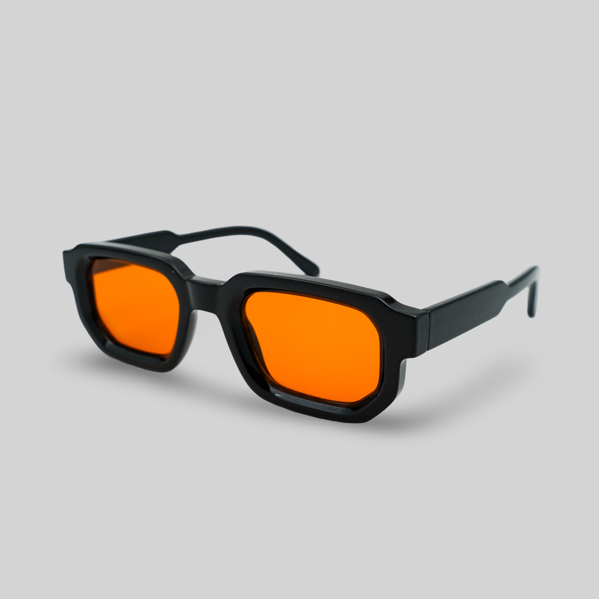 Stijlvolle zonnebril met zwarte montuur en oranje glazen, perfect voor een trendy look.