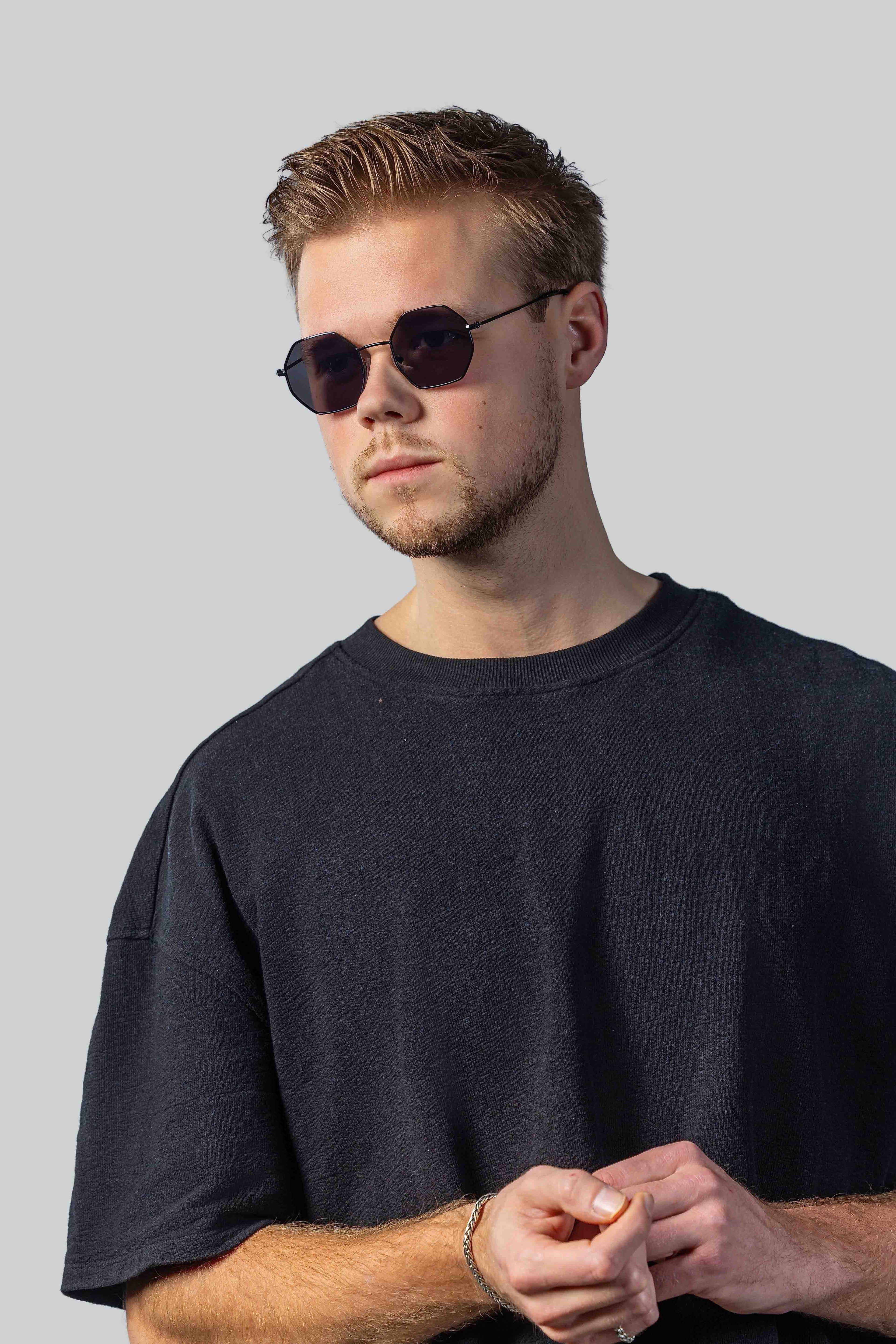 Stijlvolle zonnebril met geometrisch montuur voor mannen, perfect voor een moderne look