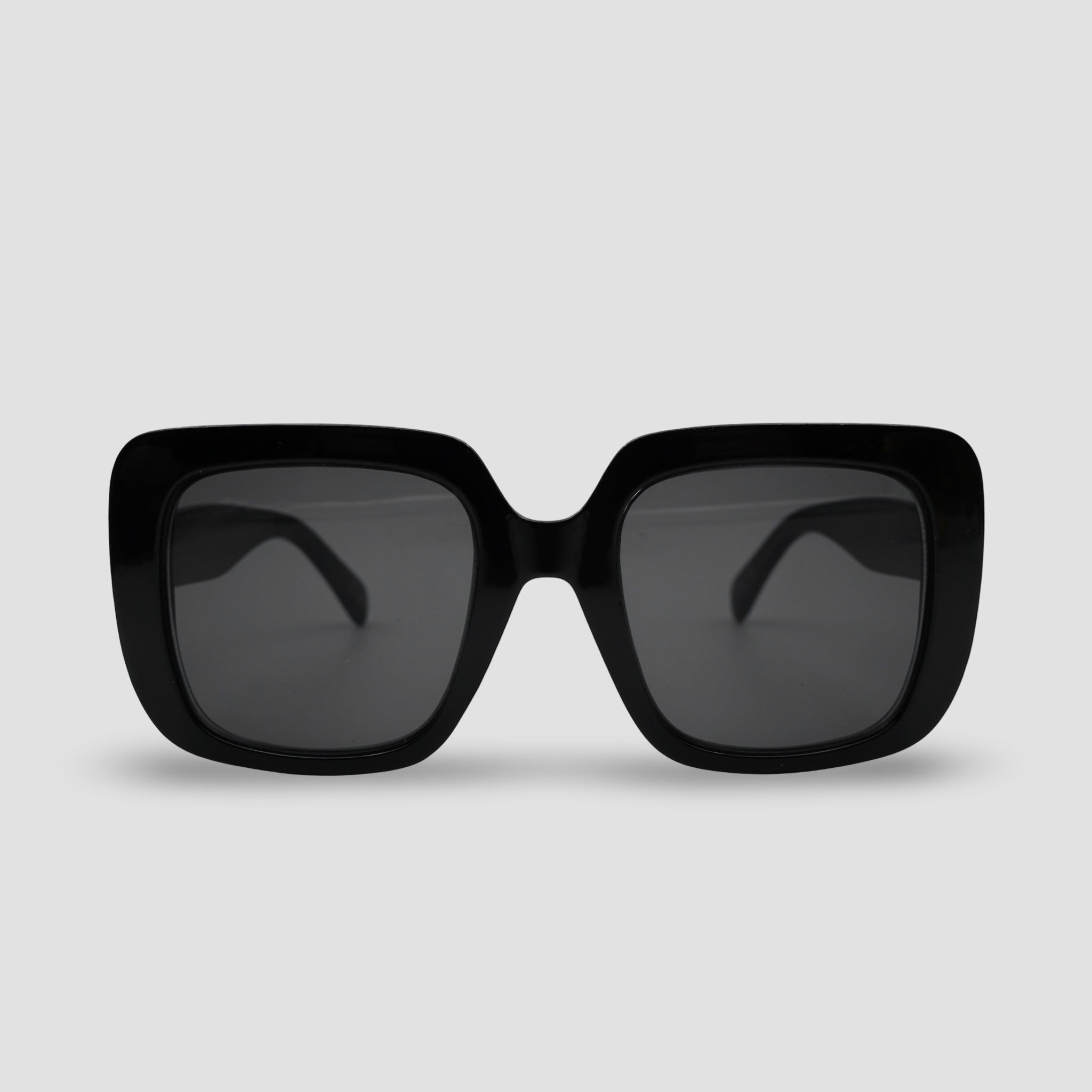 Stijlvolle zwarte zonnebril met vierkant montuur en donkere glazen, perfect voor een modieuze look.