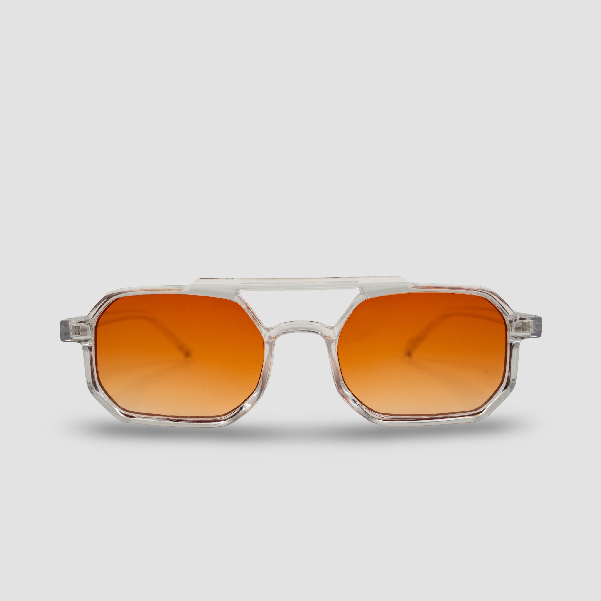 Stijlvolle zonnebril met transparant montuur en oranje glazen, perfect voor zomerse dagen.