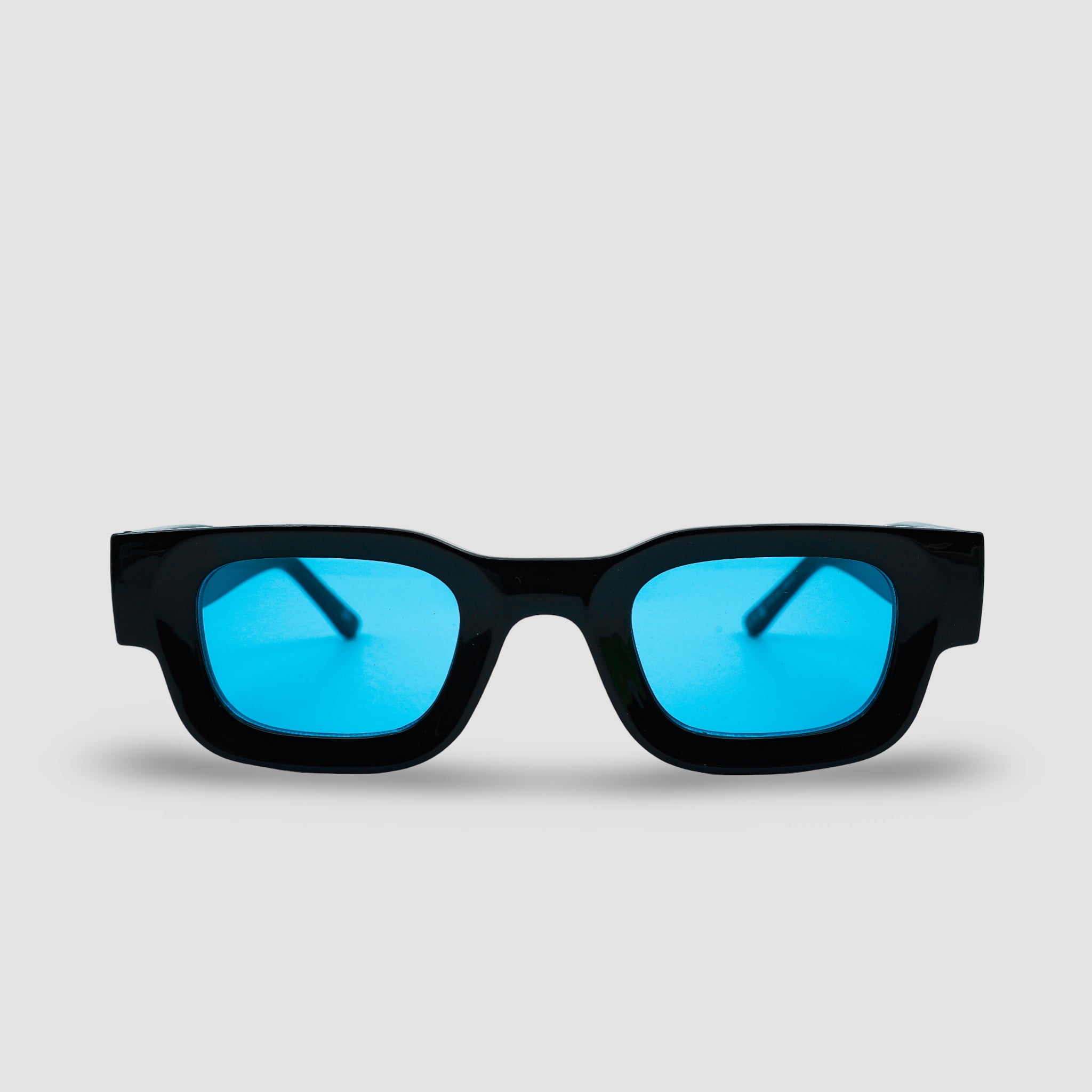 Stijlvolle zonnebril met zwarte montuur en blauwe glazen, perfect voor zonnige dagen.