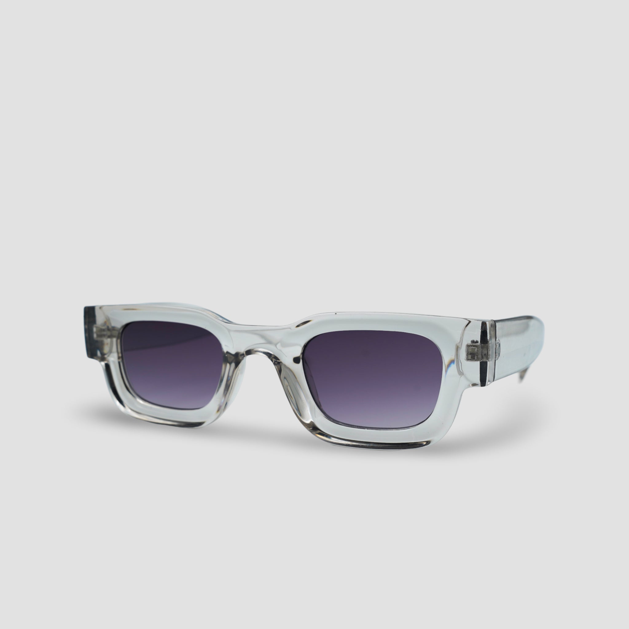 Stijlvolle zonnebril met transparant montuur en paarse glazen, perfect voor een trendy look.