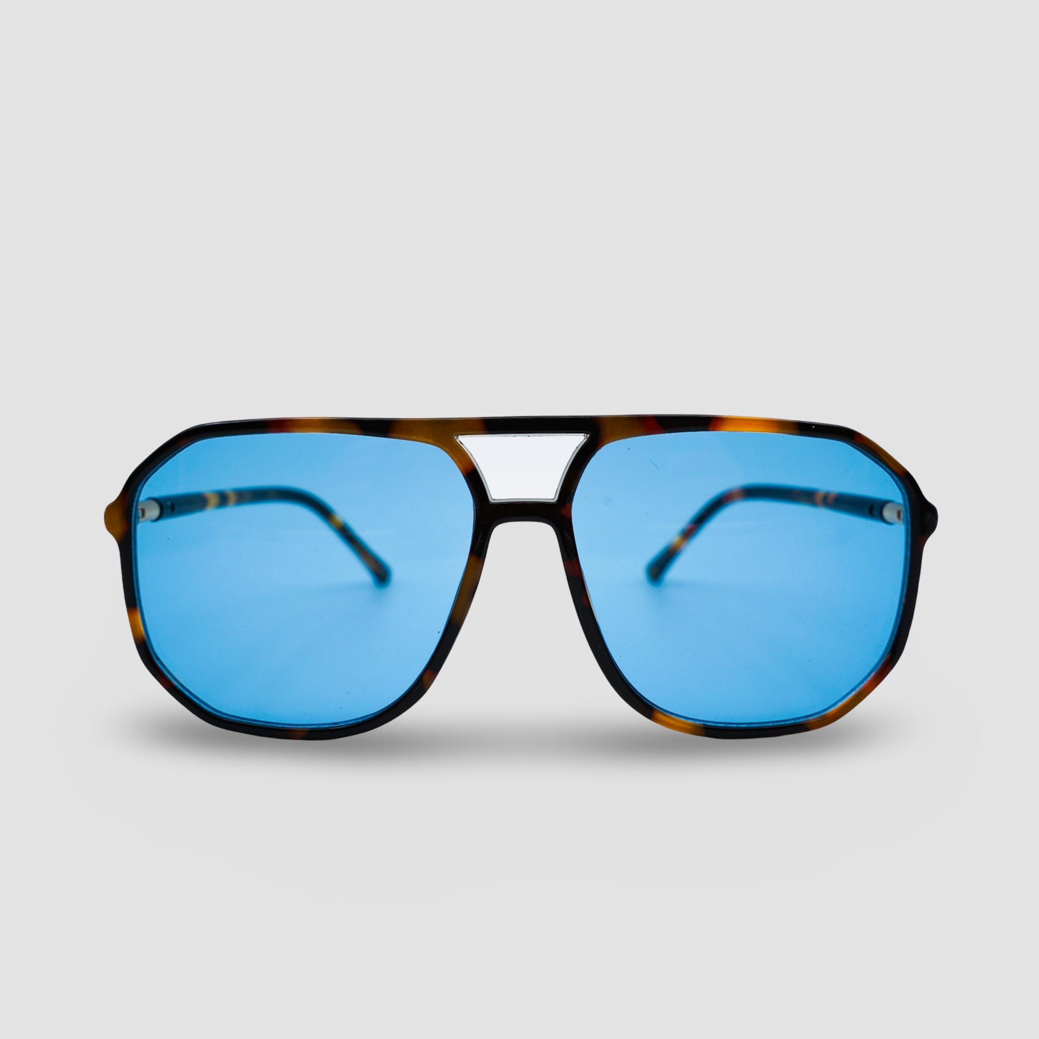 Stijlvolle zonnebril met blauwe glazen en schildpadpatroon montuur, perfect voor zomerse dagen.
