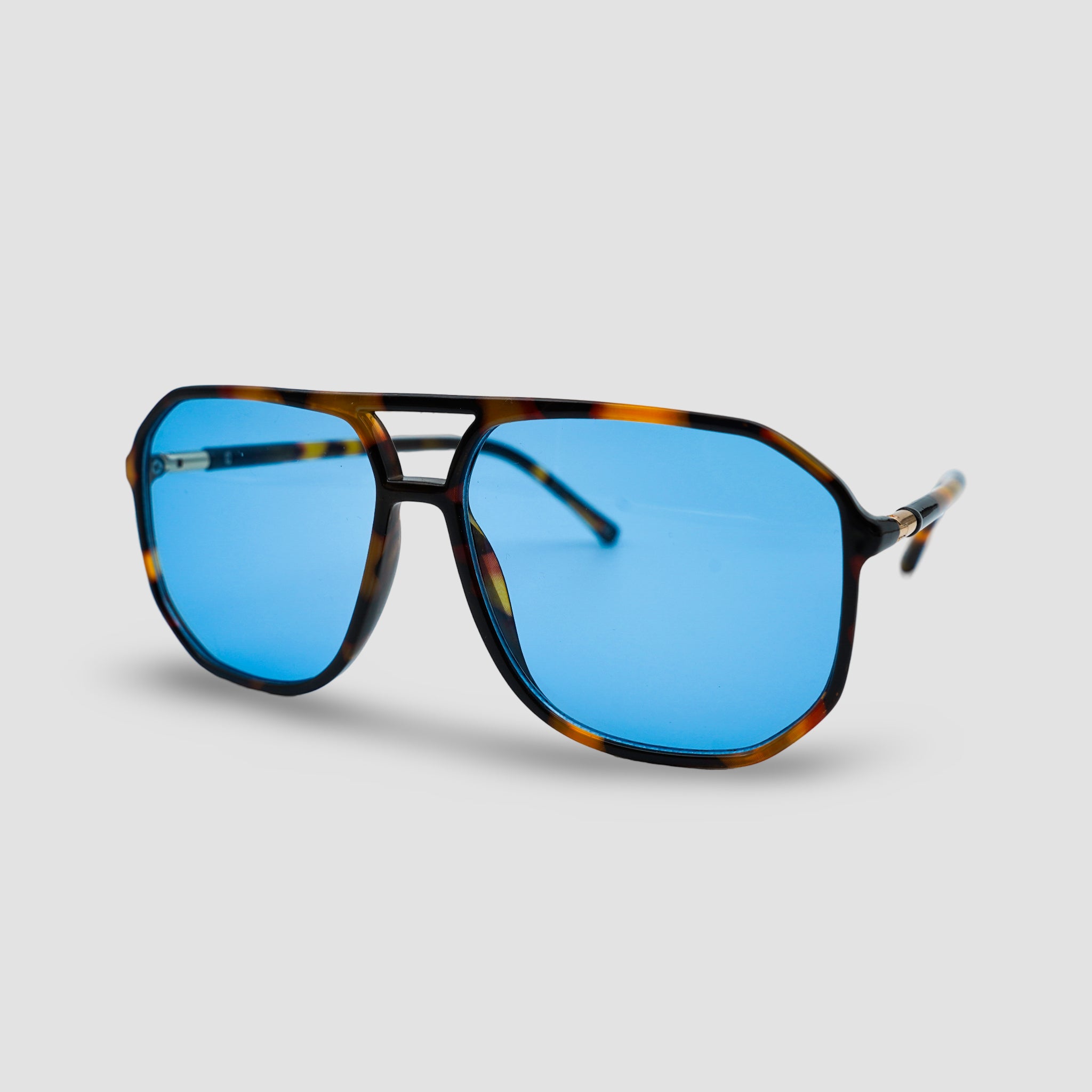 Stijlvolle zonnebril met blauwe glazen en schildpadpatroon montuur, perfect voor zomerse dagen.