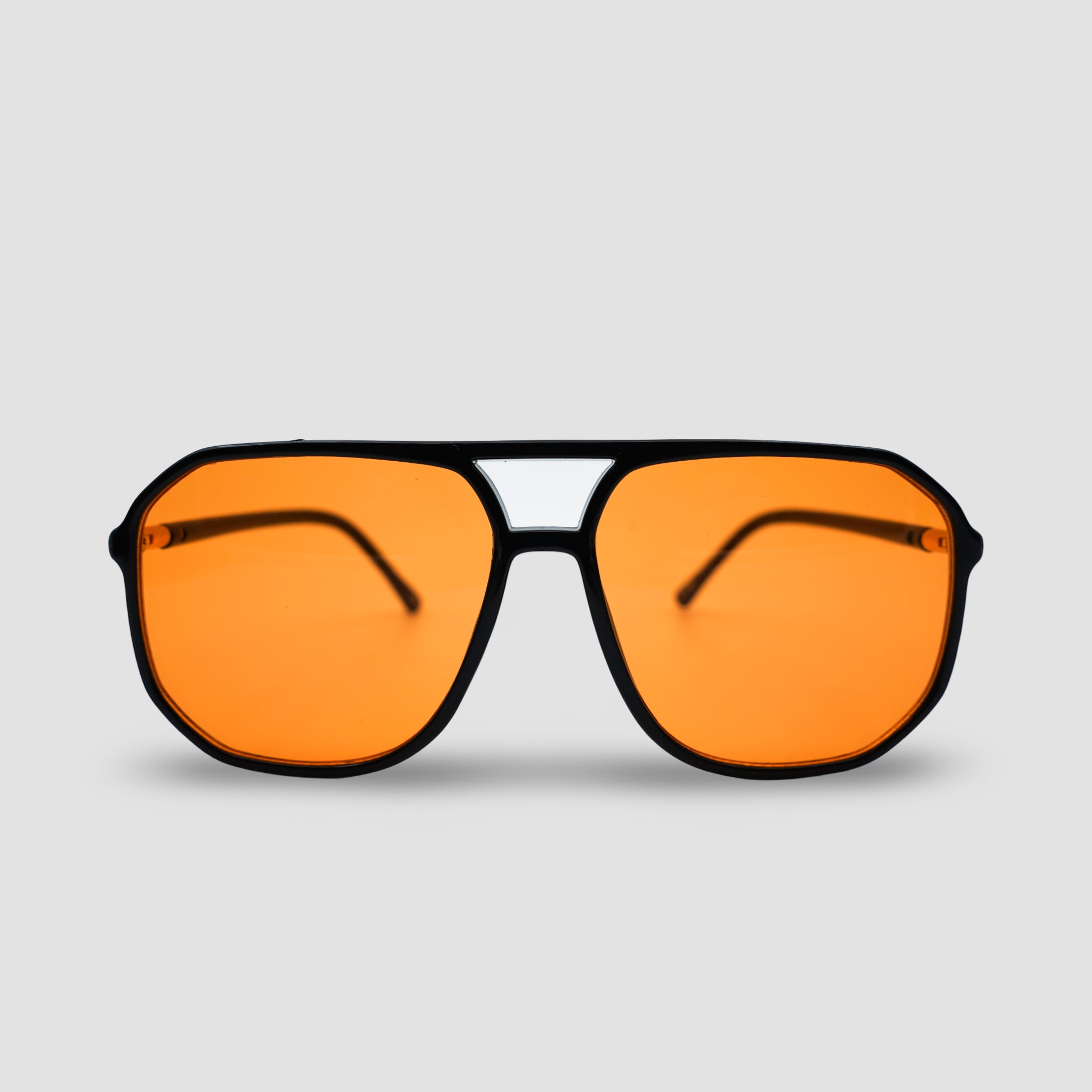 Stijlvolle zonnebril met oranje glazen en zwarte montuur, perfect voor zonnige dagen