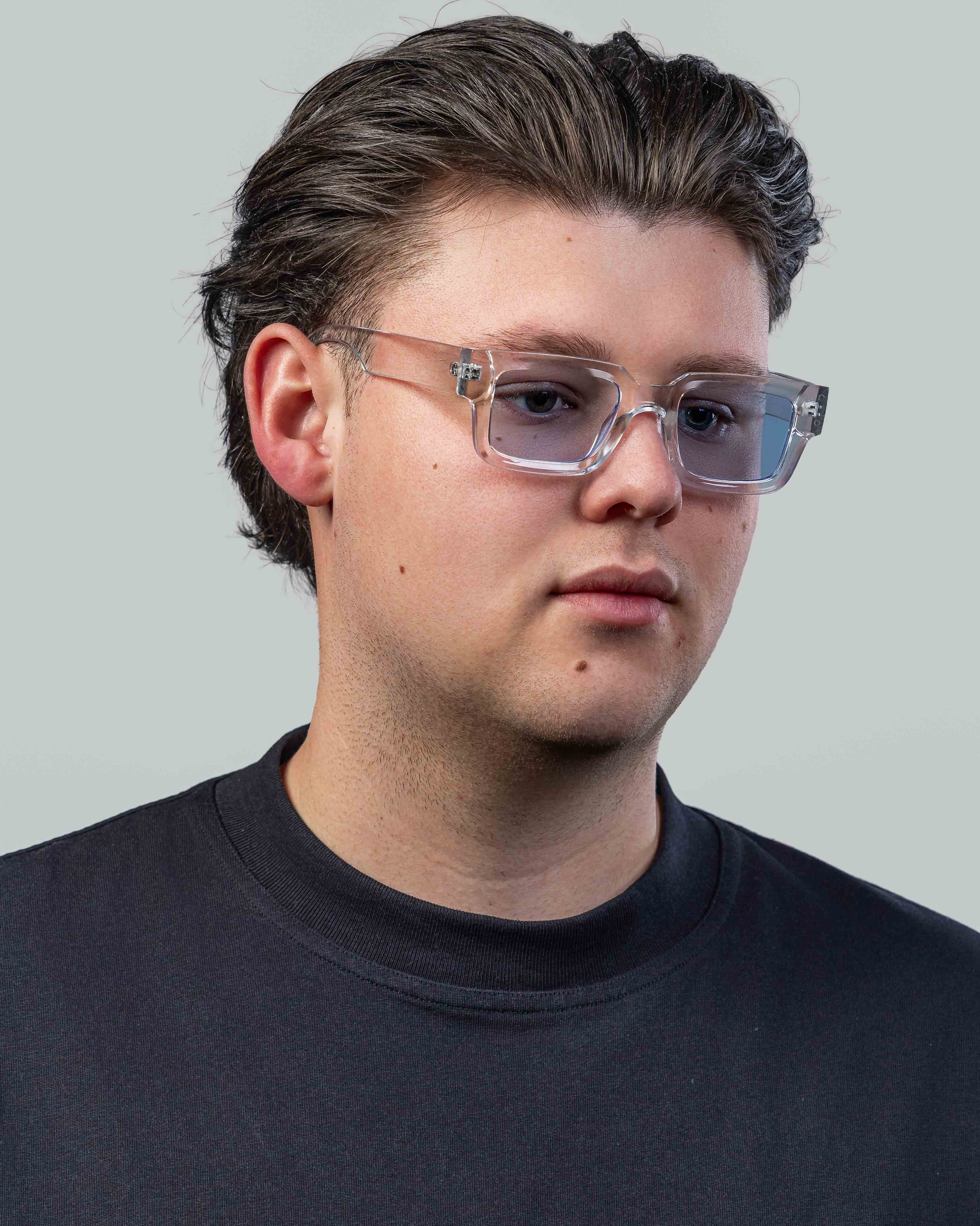 Man met stijlvolle transparante zonnebril, moderne look voor dagelijks gebruik