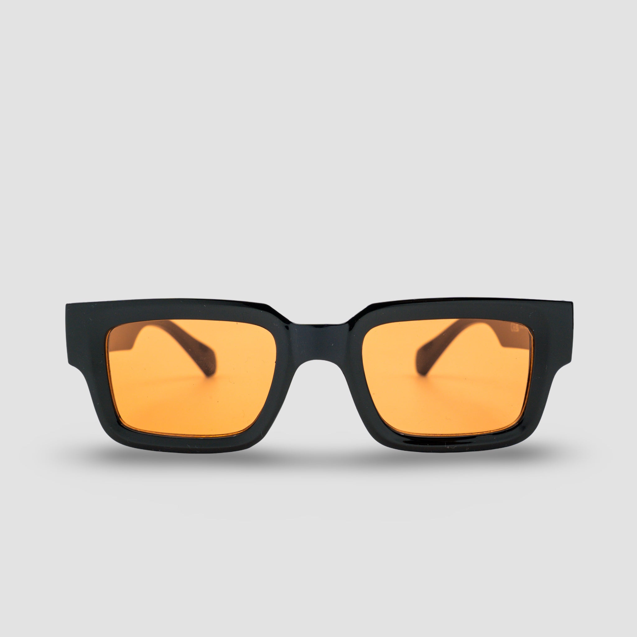 Stijlvolle zonnebril met zwarte montuur en oranje glazen, perfect voor een trendy look.