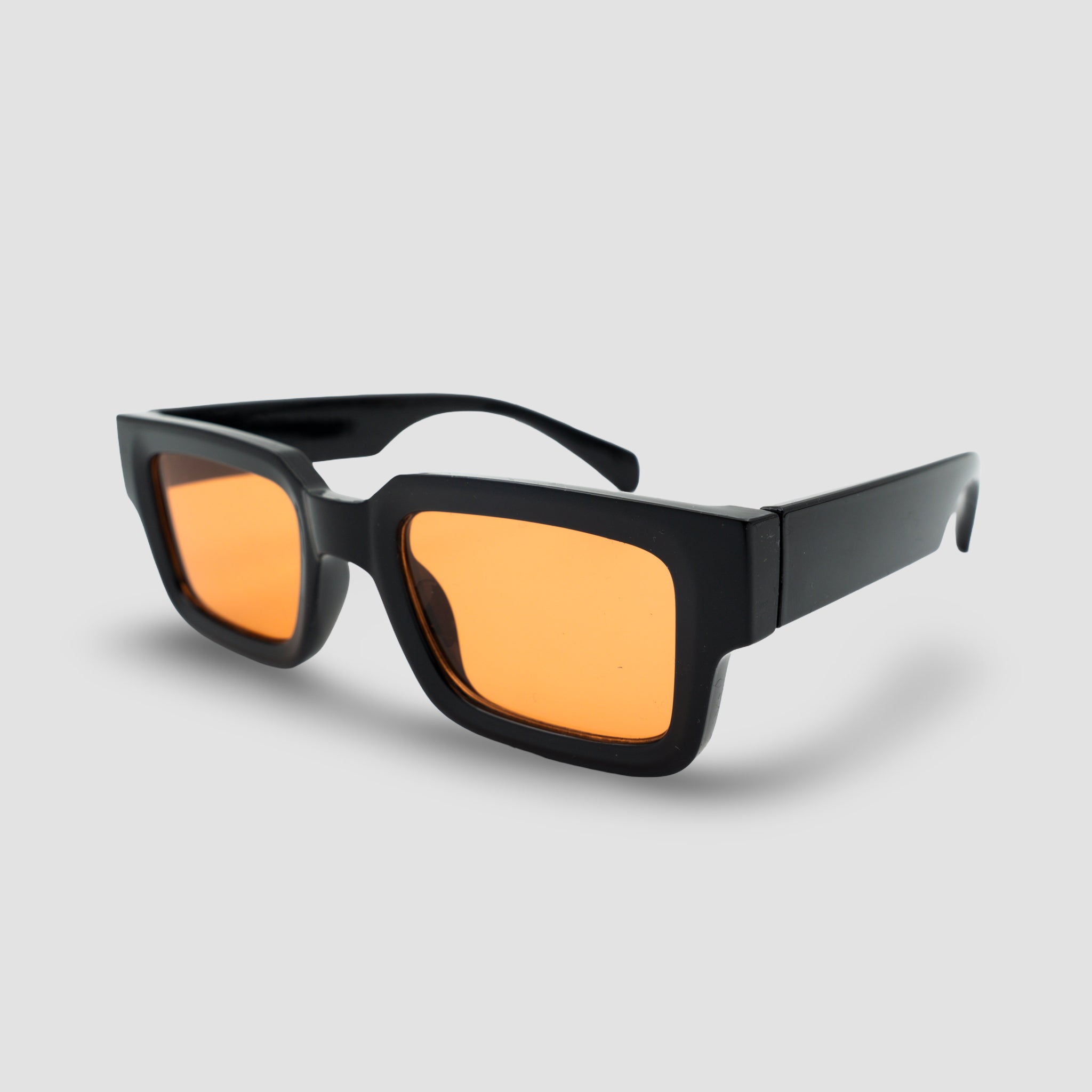 Stijlvolle zonnebril met zwarte montuur en oranje glazen, perfect voor een trendy look.