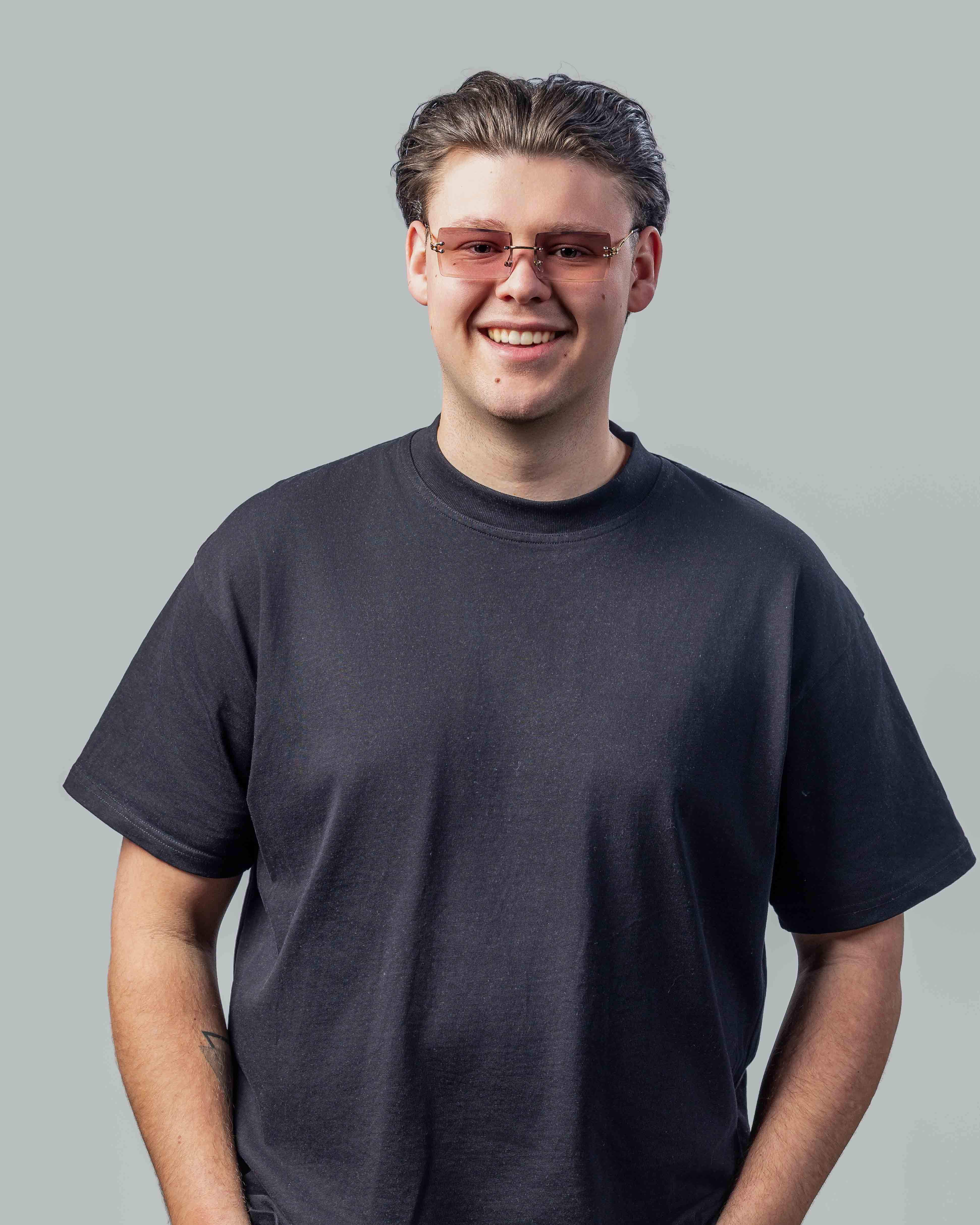 Man met stijlvolle zonnebril en roze glazen, perfect voor een trendy look