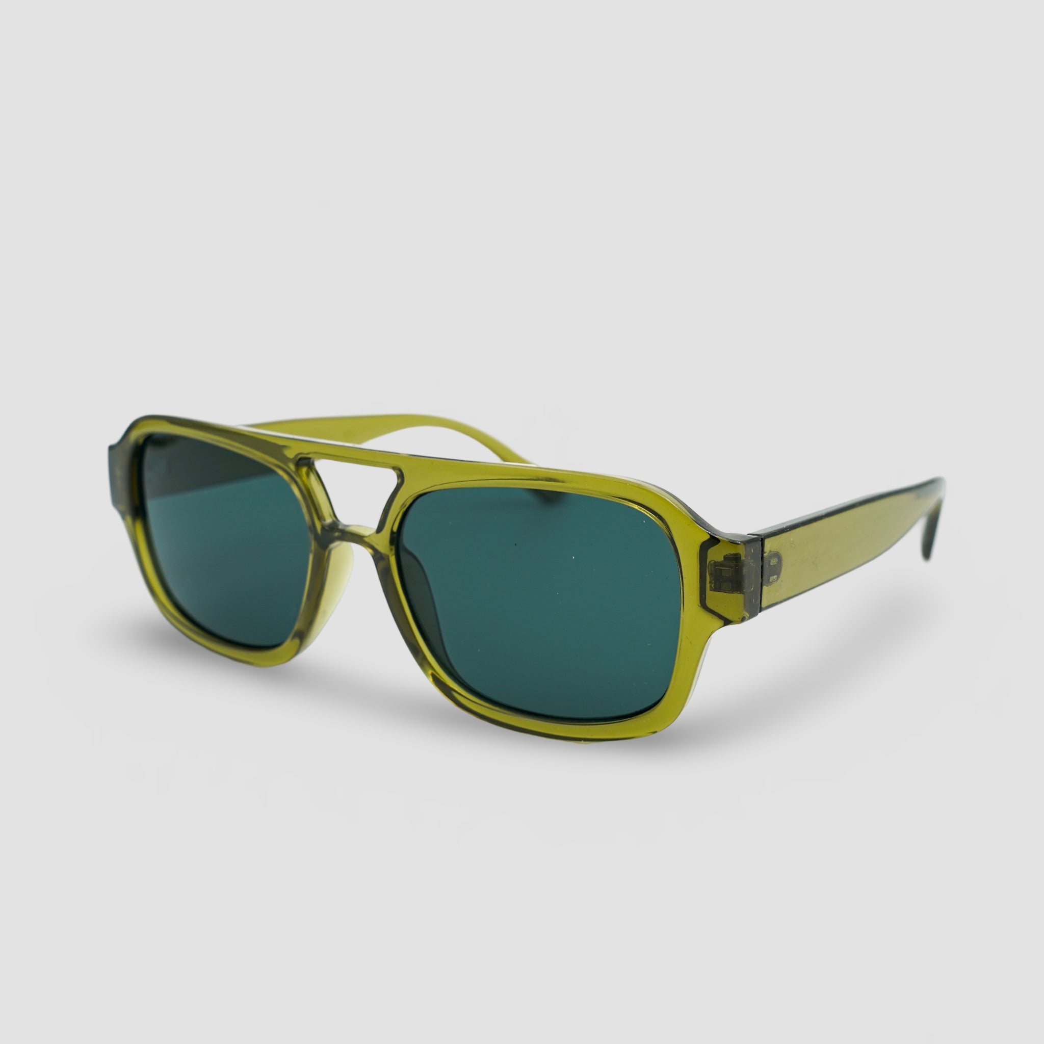 Stijlvolle groene zonnebril met donkere glazen en moderne frame