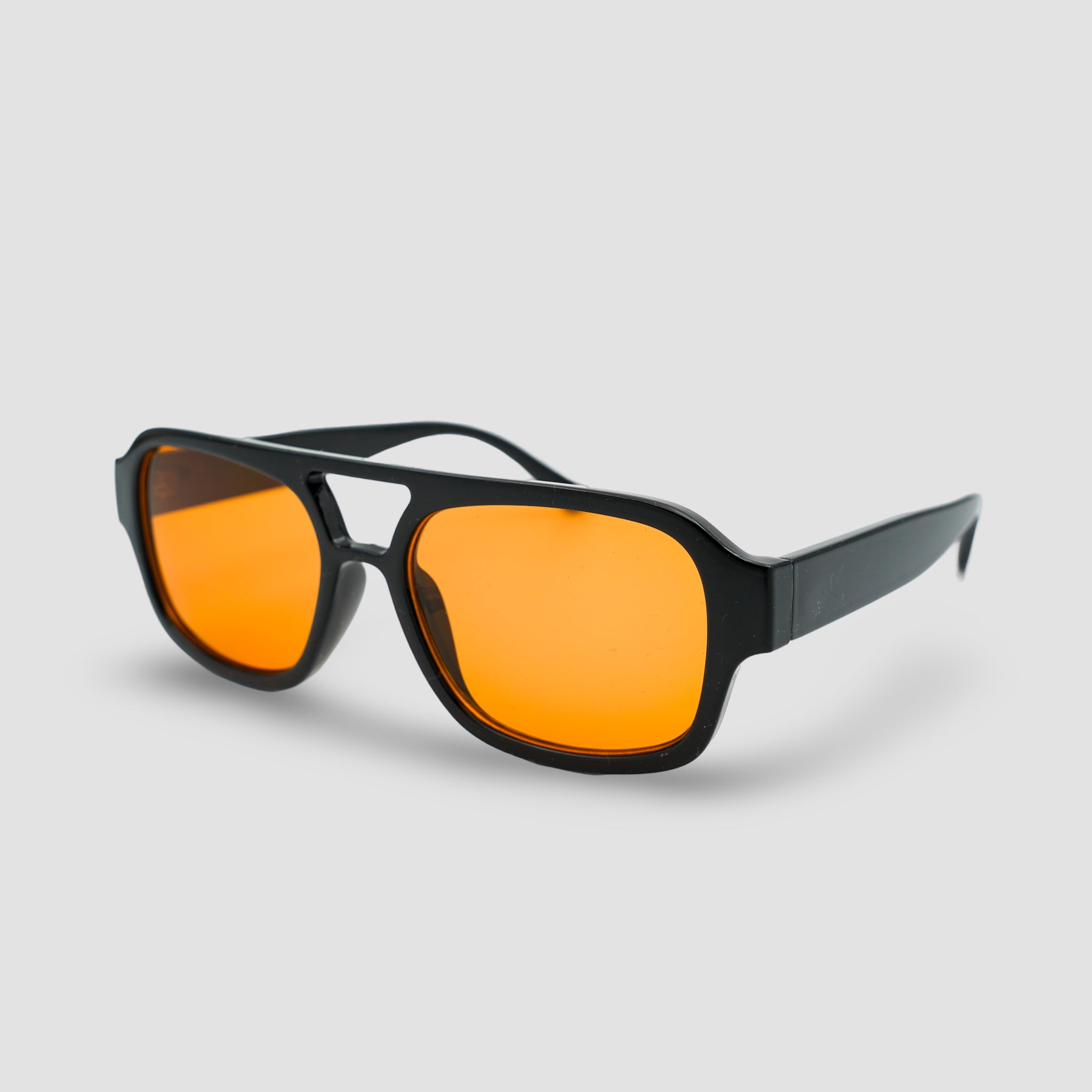 Stijlvolle zonnebril met zwarte montuur en oranje glazen, perfect voor zonnige dagen.