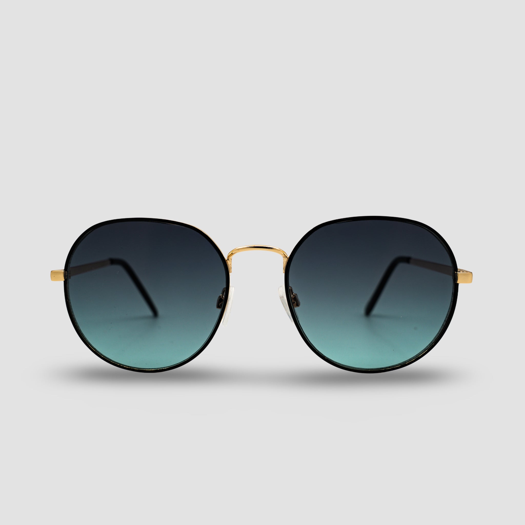 Stijlvolle zonnebril met goudkleurige montuur en blauwgradatie glazen, perfect voor zomerse dagen.