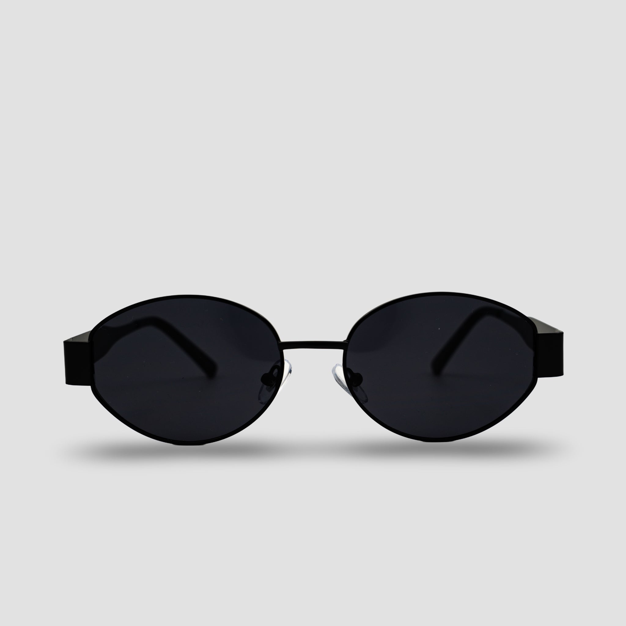 Stijlvolle ovale zonnebril met zwarte montuur en donkere glazen, perfect voor moderne look.