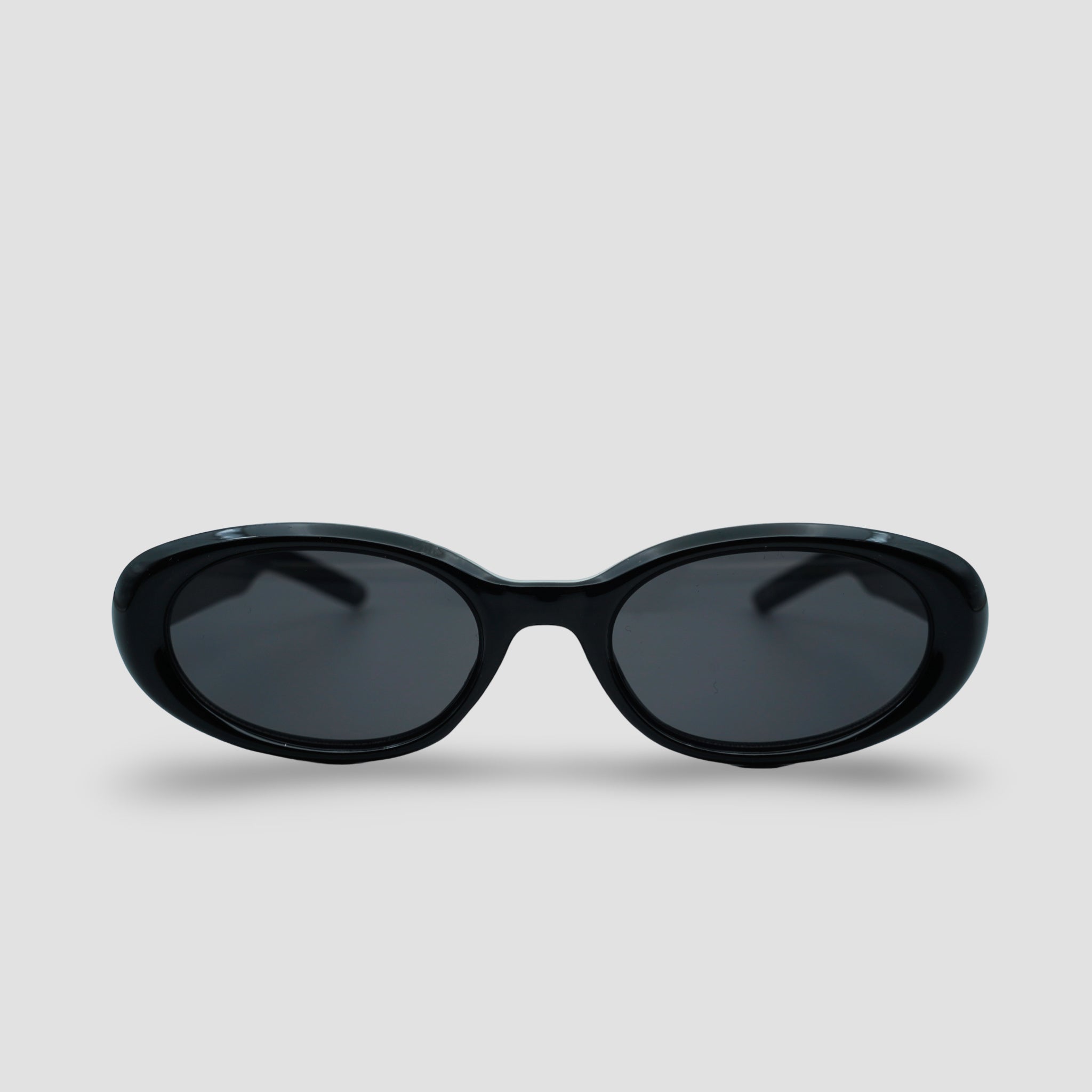 Stijlvolle zwarte zonnebril met ovale glazen en glanzend montuur, perfect voor een moderne look.