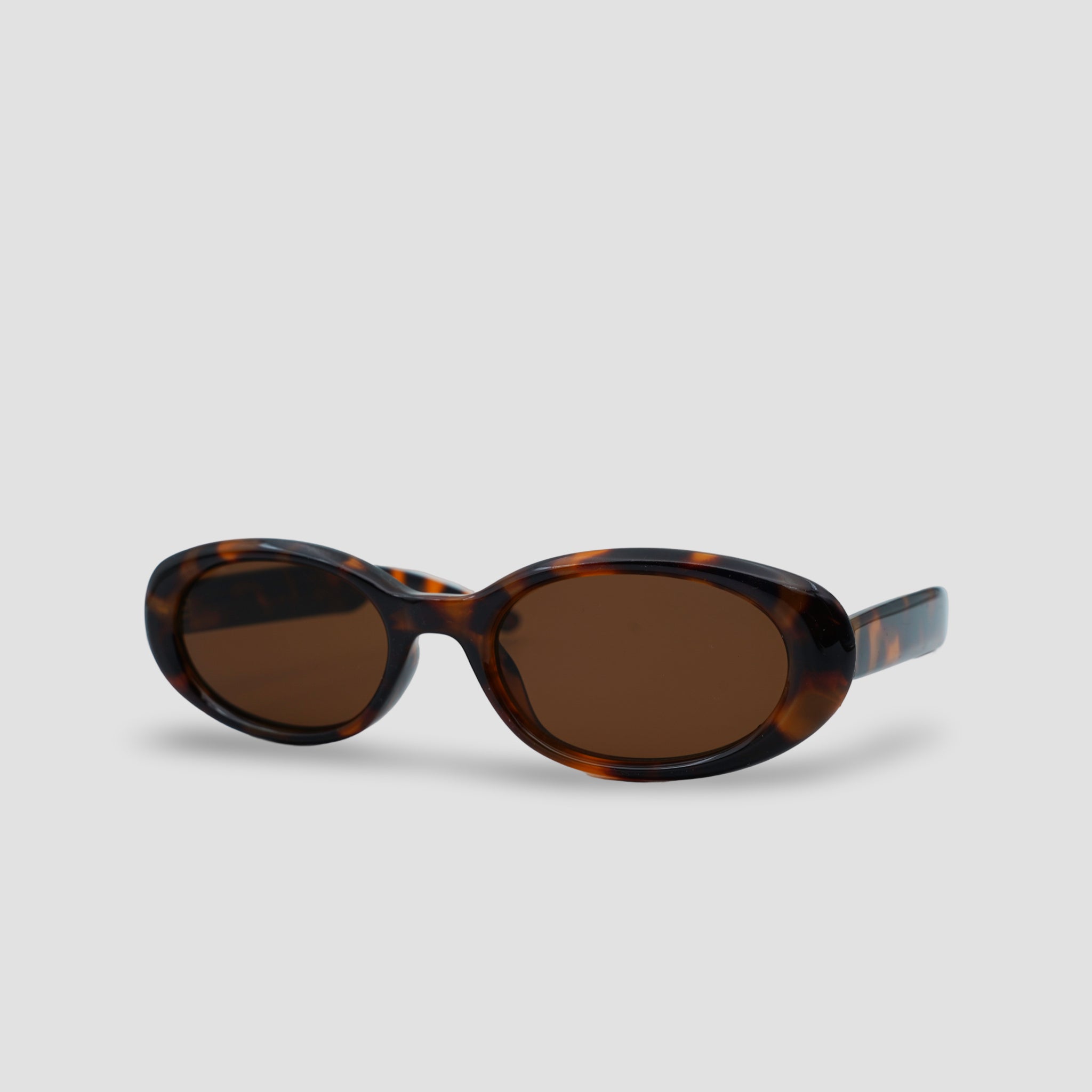 Stijlvolle zonnebril met schildpadpatroon en bruine glazen, perfect voor een trendy look.