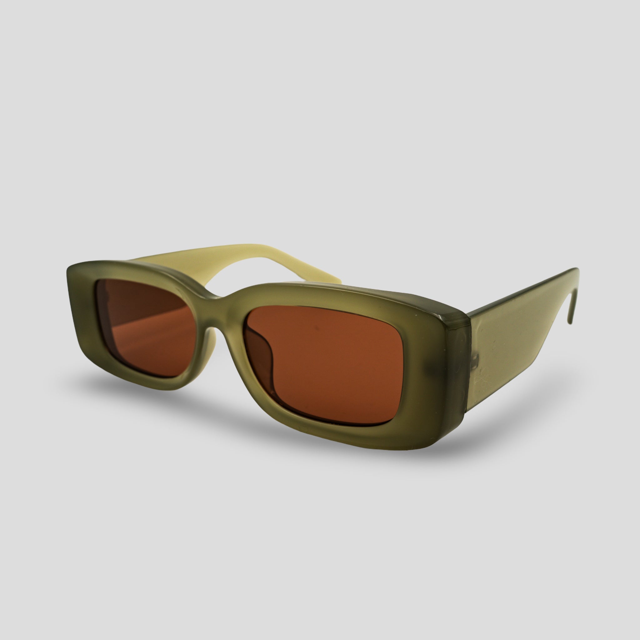Stijlvolle groene zonnebril met bruine glazen, perfect voor een trendy look