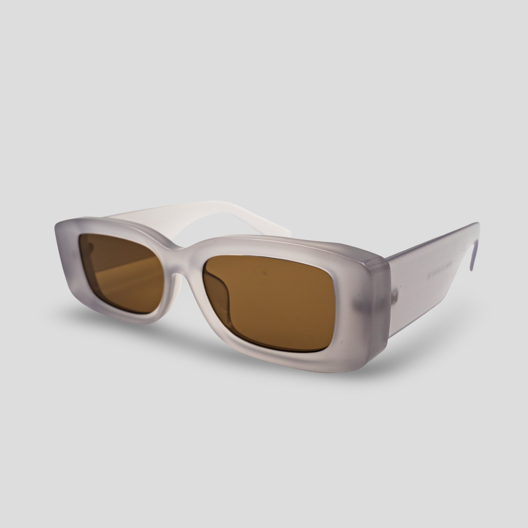 Stijlvolle zonnebril met witte montuur en bruine glazen, perfect voor een moderne look.