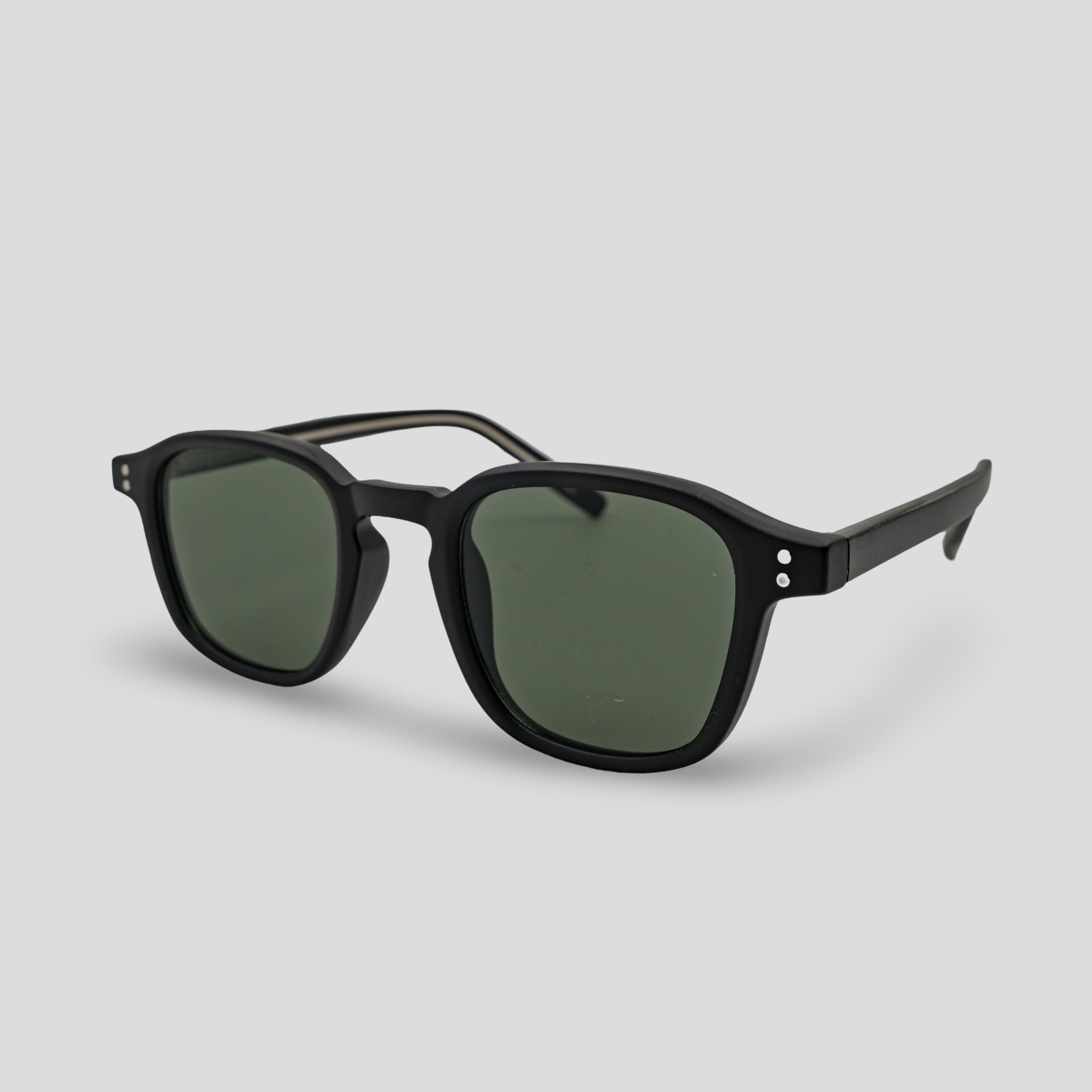 Stijlvolle zwarte zonnebril met groene glazen, perfect voor dagelijks gebruik en zonbescherming.
