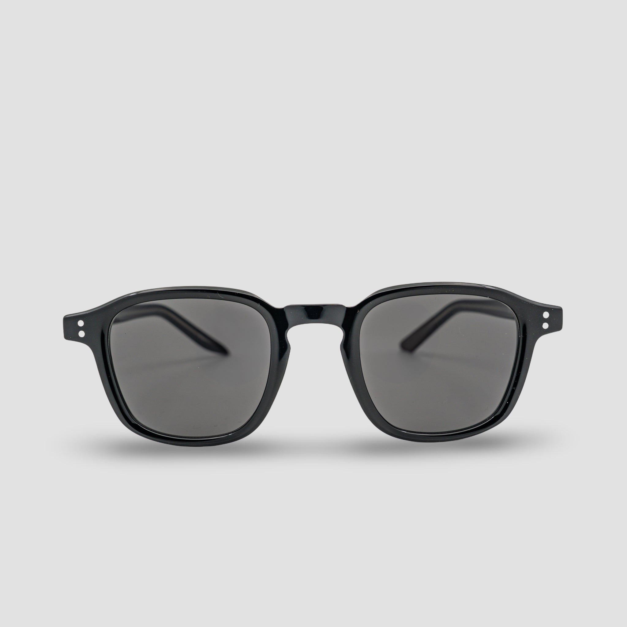 Stijlvolle zwarte zonnebril met vierkante glazen en klassiek design, perfect voor dagelijks gebruik.