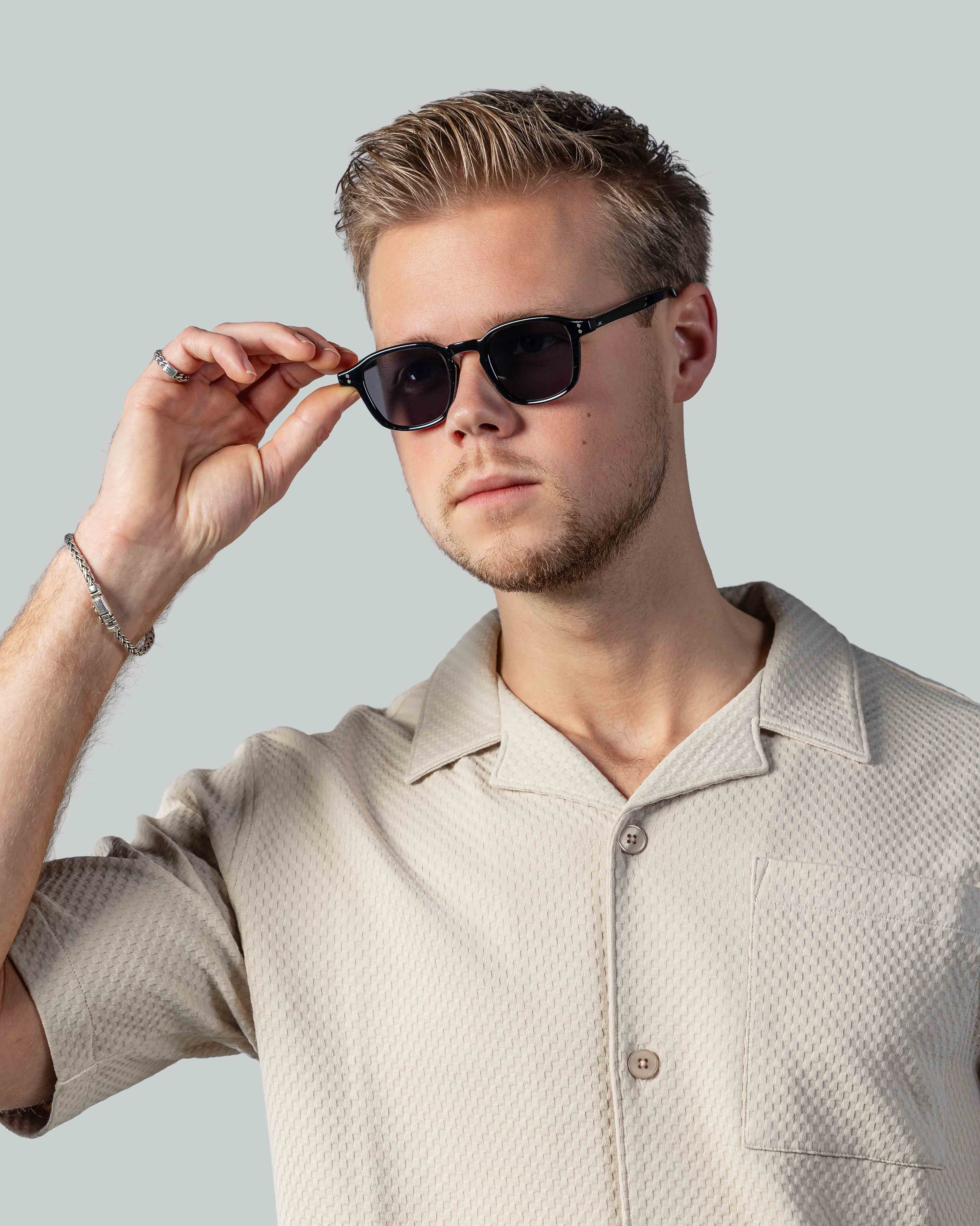 Stijlvolle zwarte zonnebril voor mannen, perfect voor een moderne look