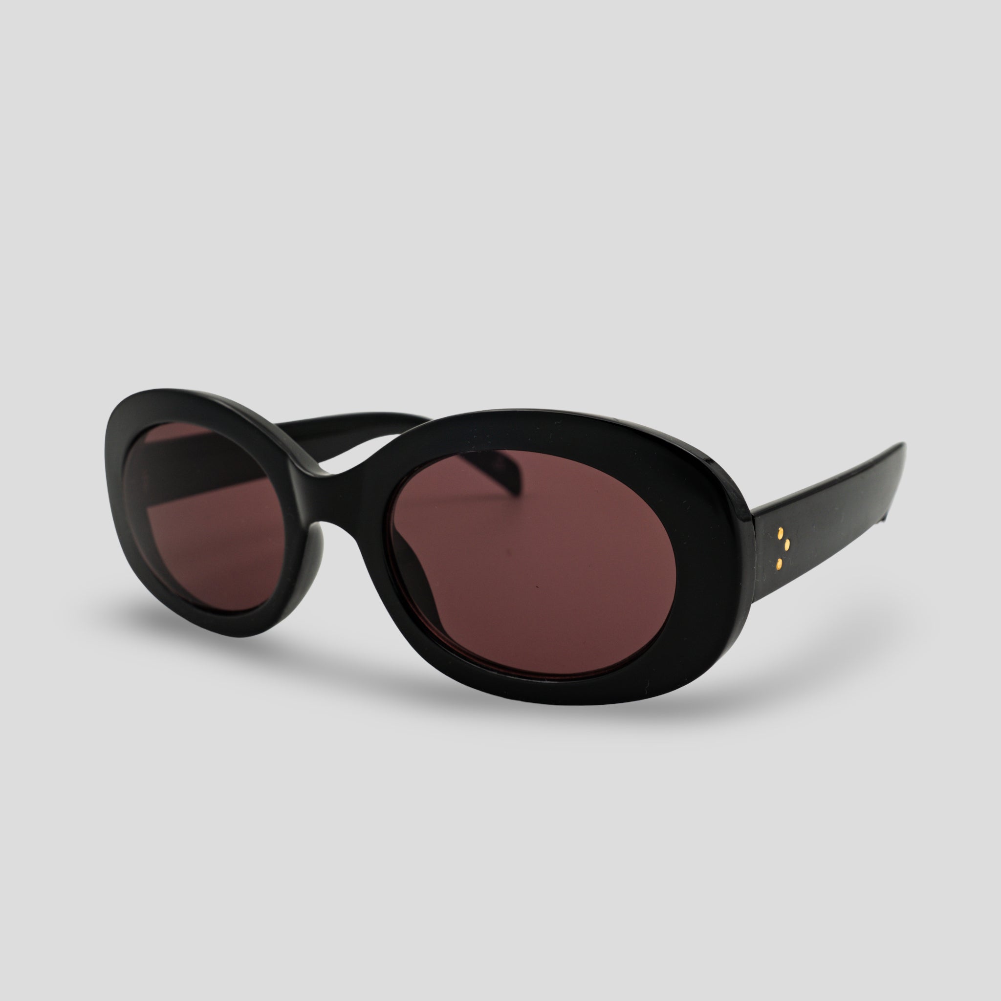 Stijlvolle zwarte zonnebril met ovale glazen en gouden details, perfect voor een modieuze look.