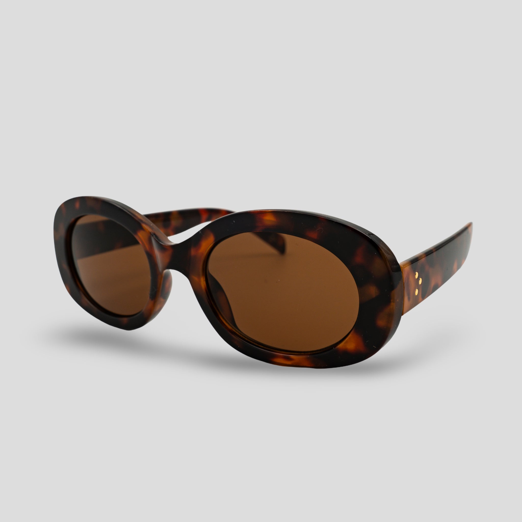 Stijlvolle zonnebril met schildpadpatroon en bruine glazen, perfect voor een modieuze look.