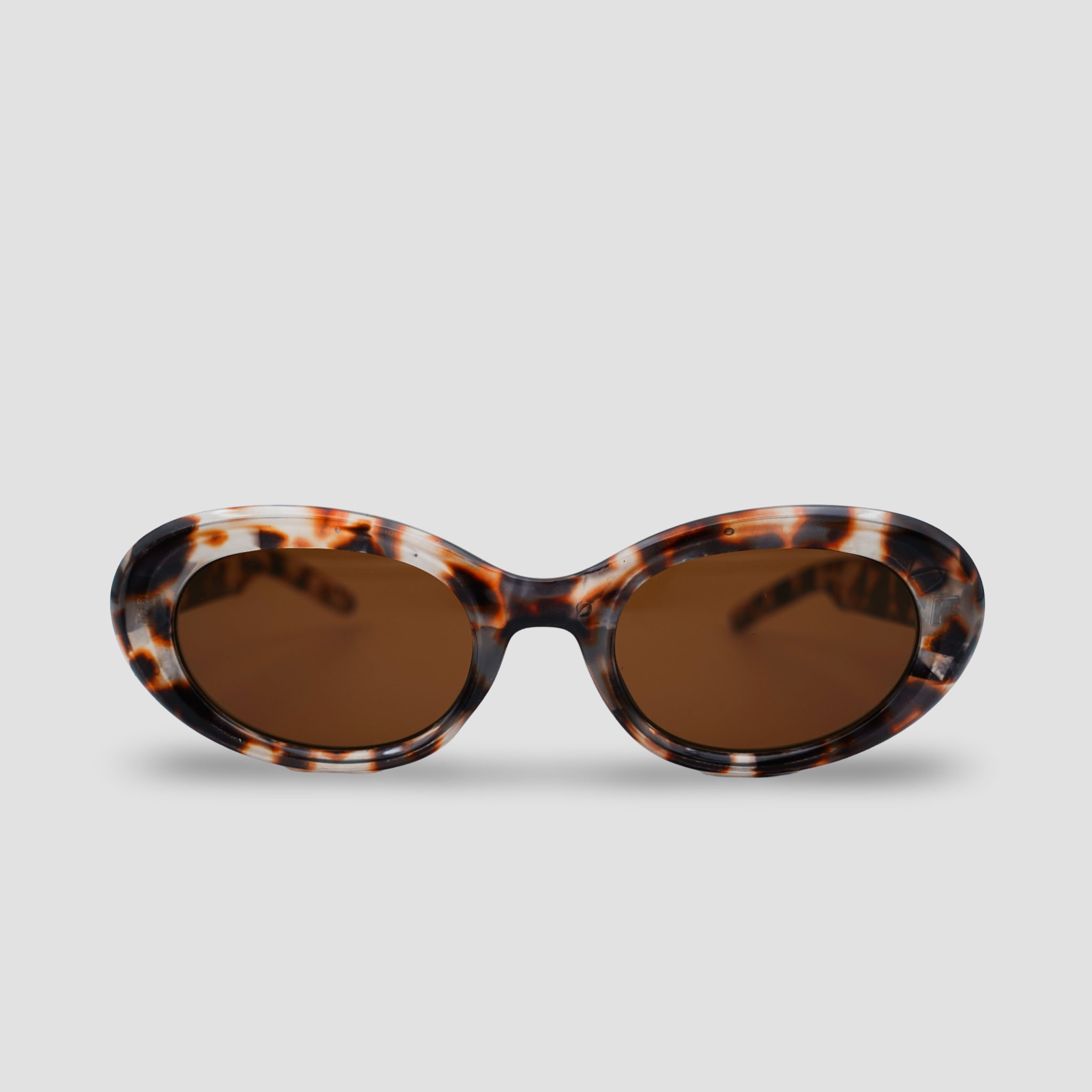 Stijlvolle zonnebril met schildpadpatroon en bruine glazen, perfect voor een trendy look.