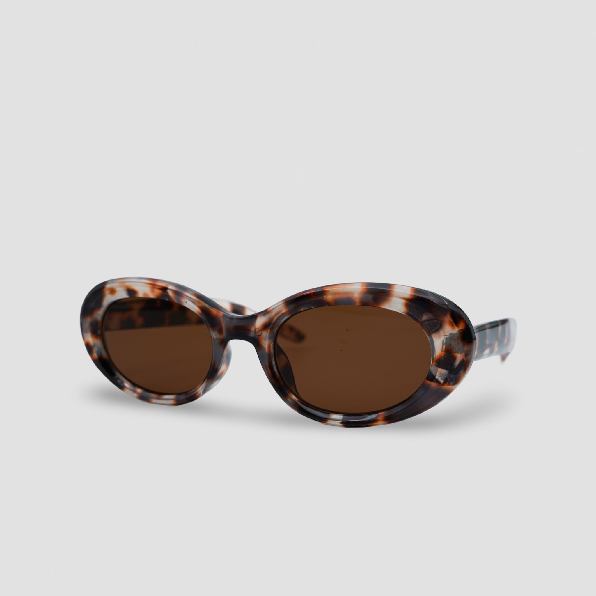 Stijlvolle zonnebril met schildpadpatroon en bruine glazen, perfect voor een trendy look.