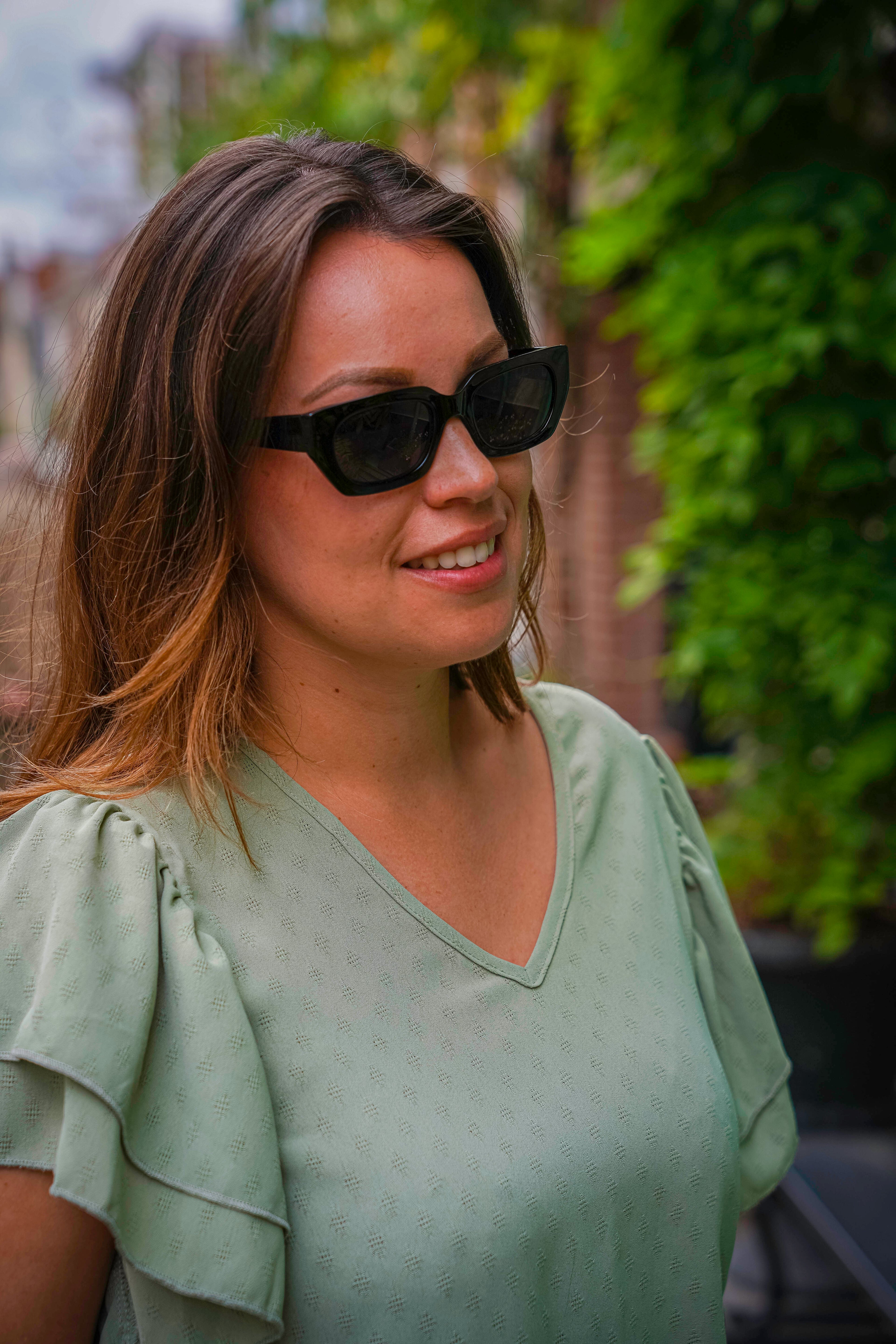 Vrouw met stijlvolle zwarte zonnebril, perfect voor zomerse dagen en modieuze looks.