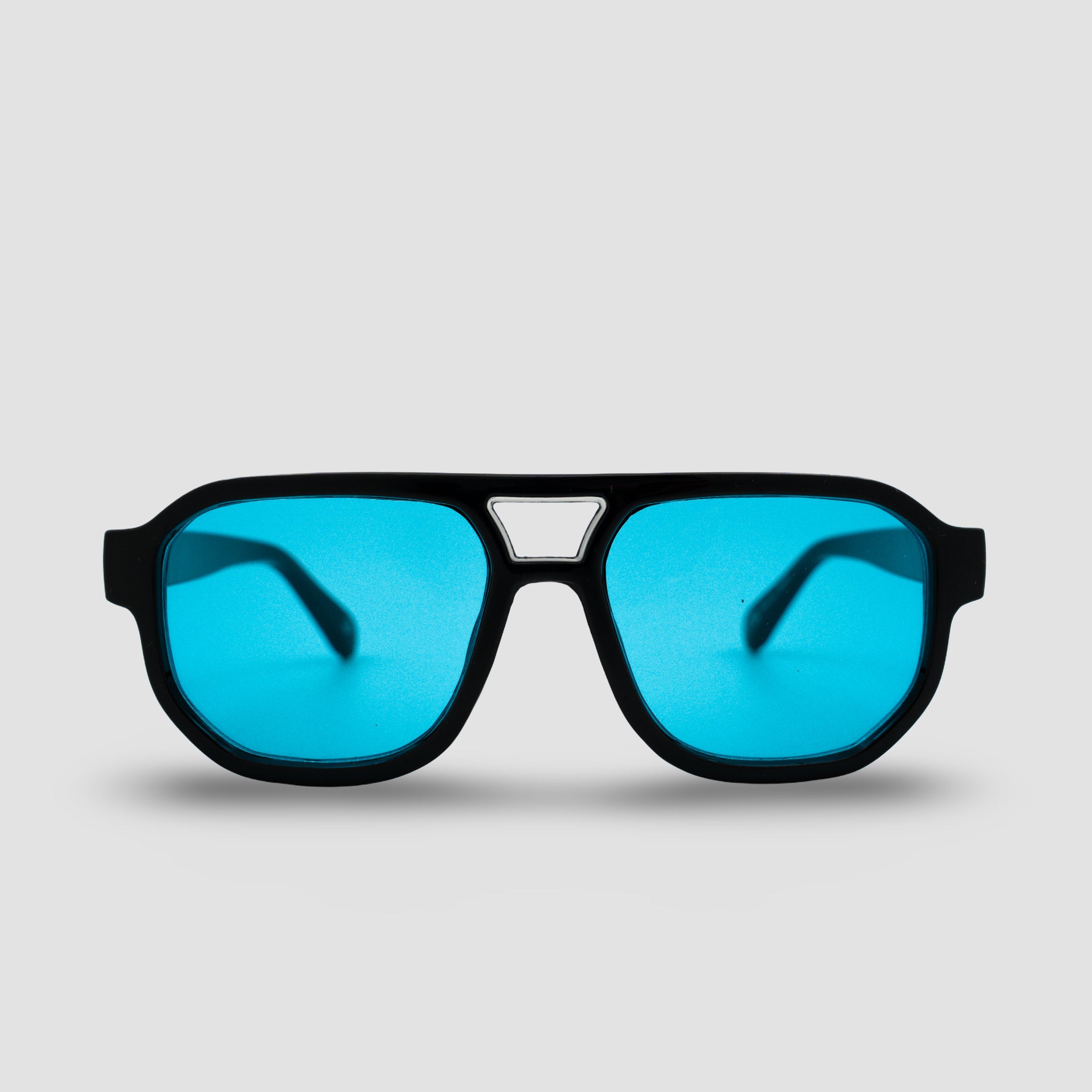 Stijlvolle zonnebril met zwarte montuur en blauwe glazen, perfect voor zonnige dagen