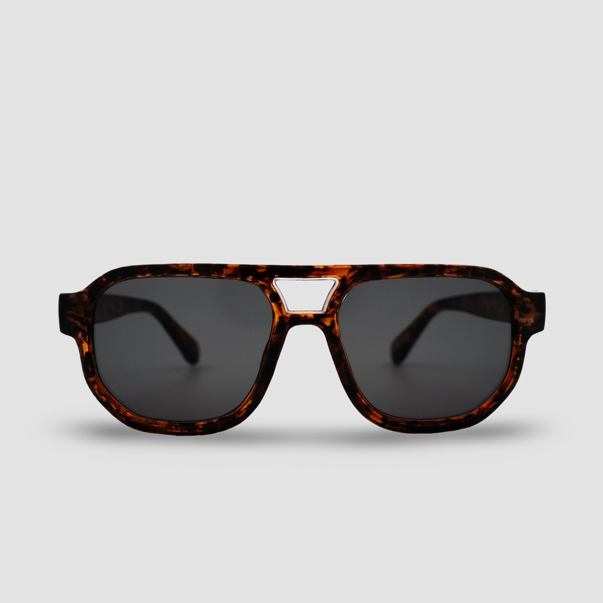 Stijlvolle zonnebril met schildpadpatroon en donkere glazen, perfect voor zonbescherming en mode.