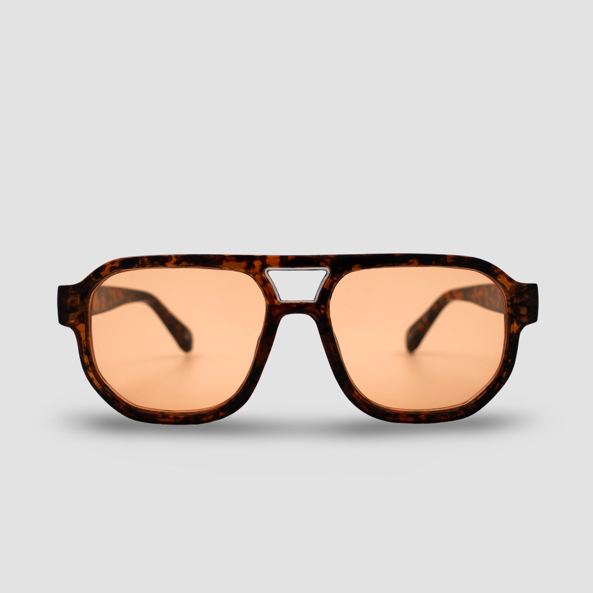 Stijlvolle zonnebril met tortoise frame en oranje glazen, perfect voor een trendy look.