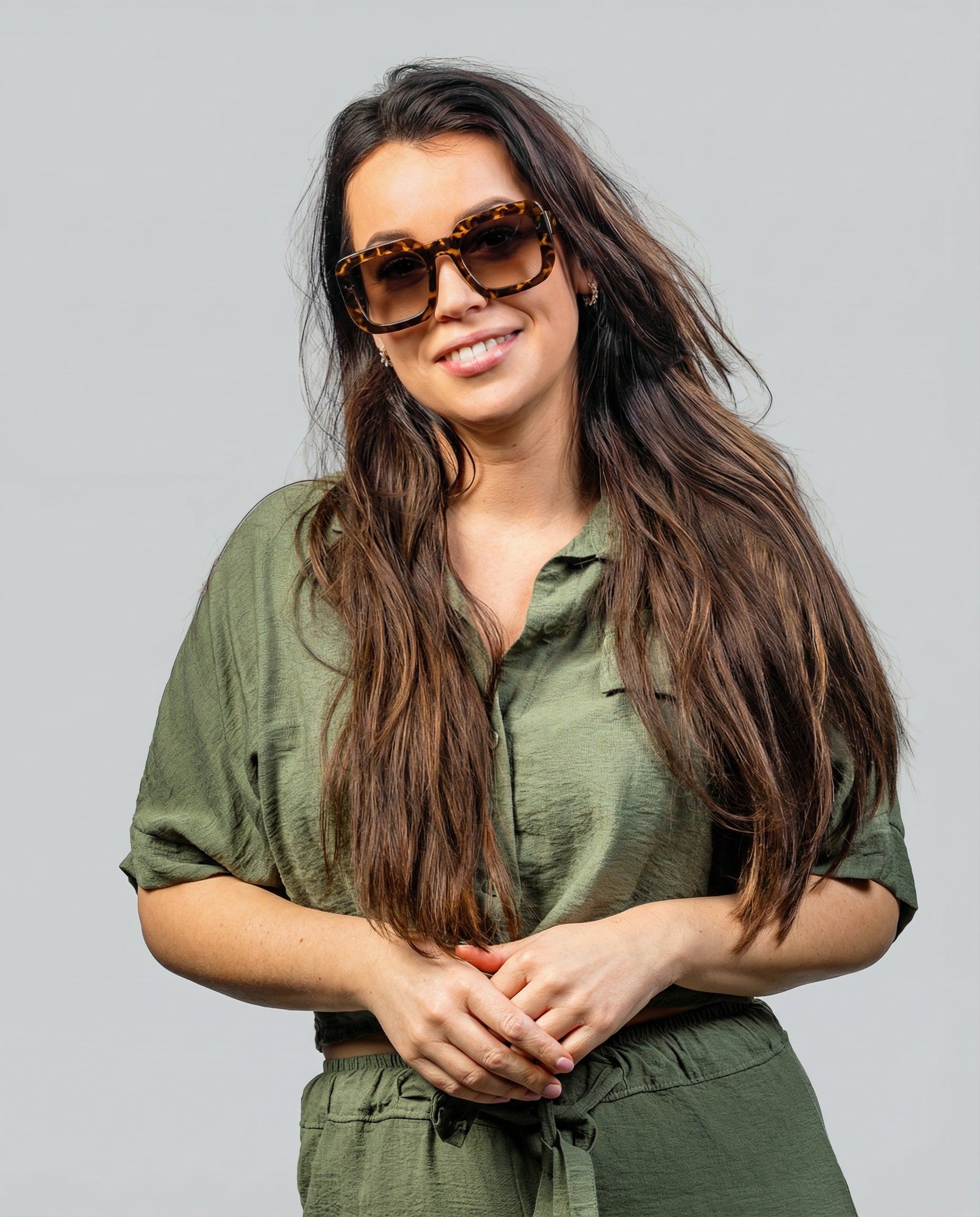 Vrouw met stijlvolle zonnebril in luipaardprint, perfect voor een modieuze look