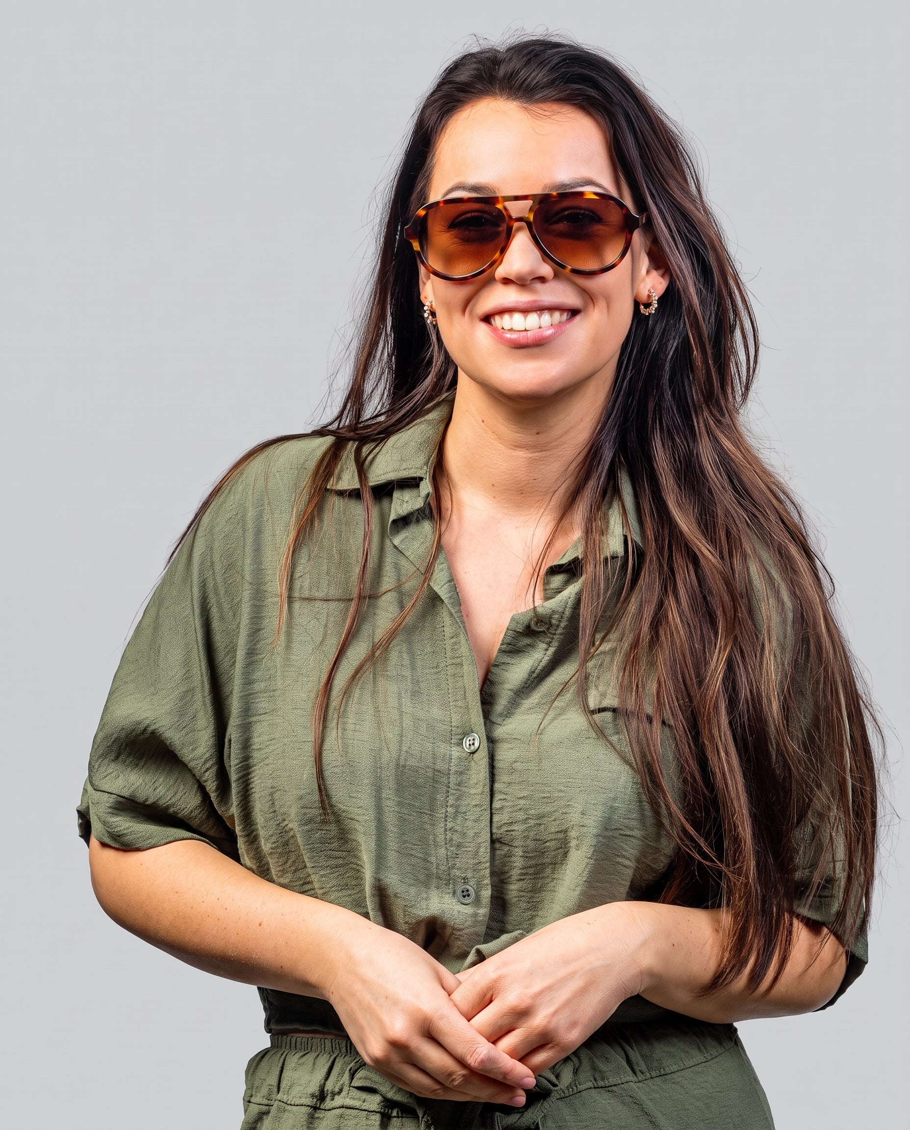 Vrouw met stijlvolle zonnebril in schildpadpatroon, perfect voor zomerse dagen