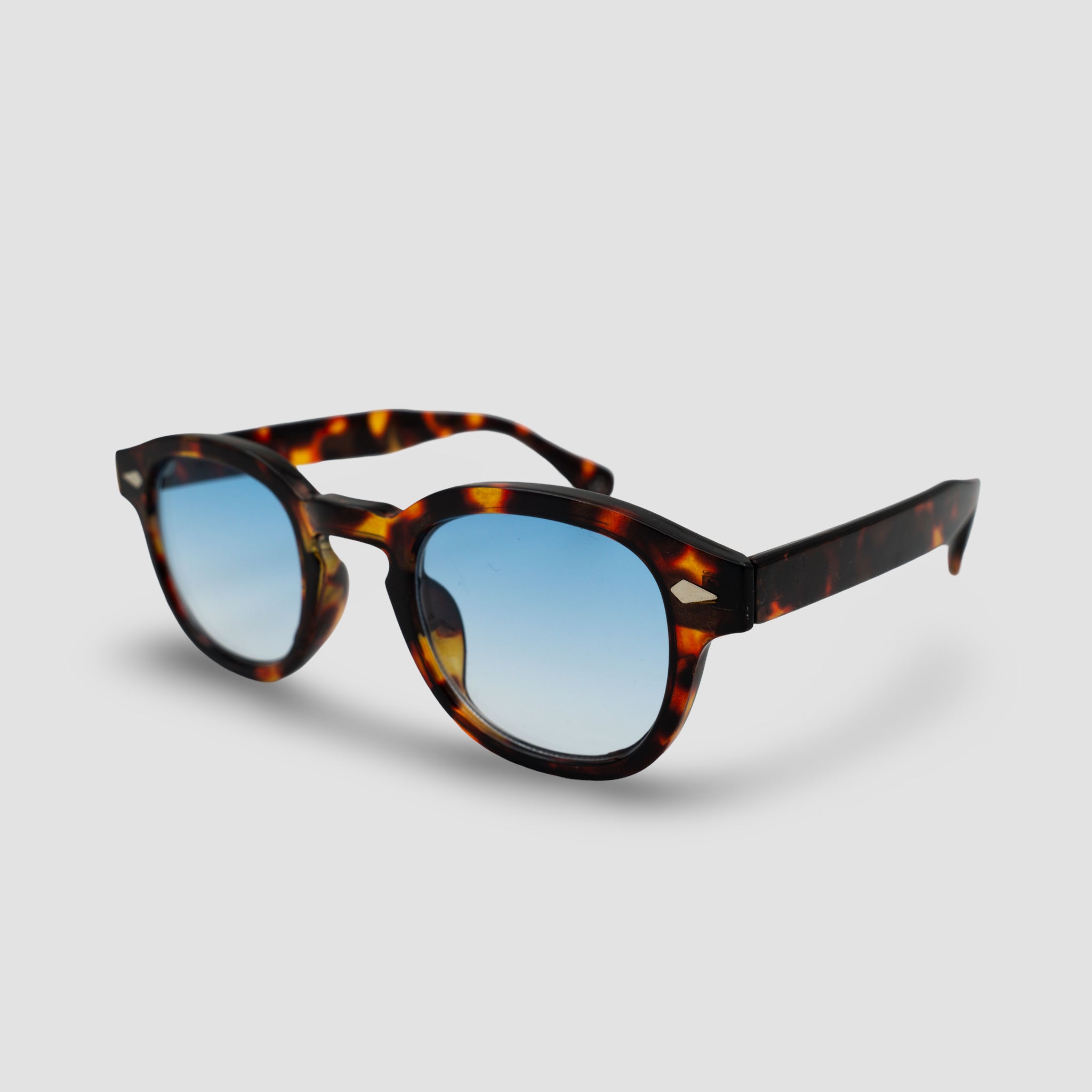 Stijlvolle zonnebril met schildpadpatroon en blauwe glazen, perfect voor zomerse dagen