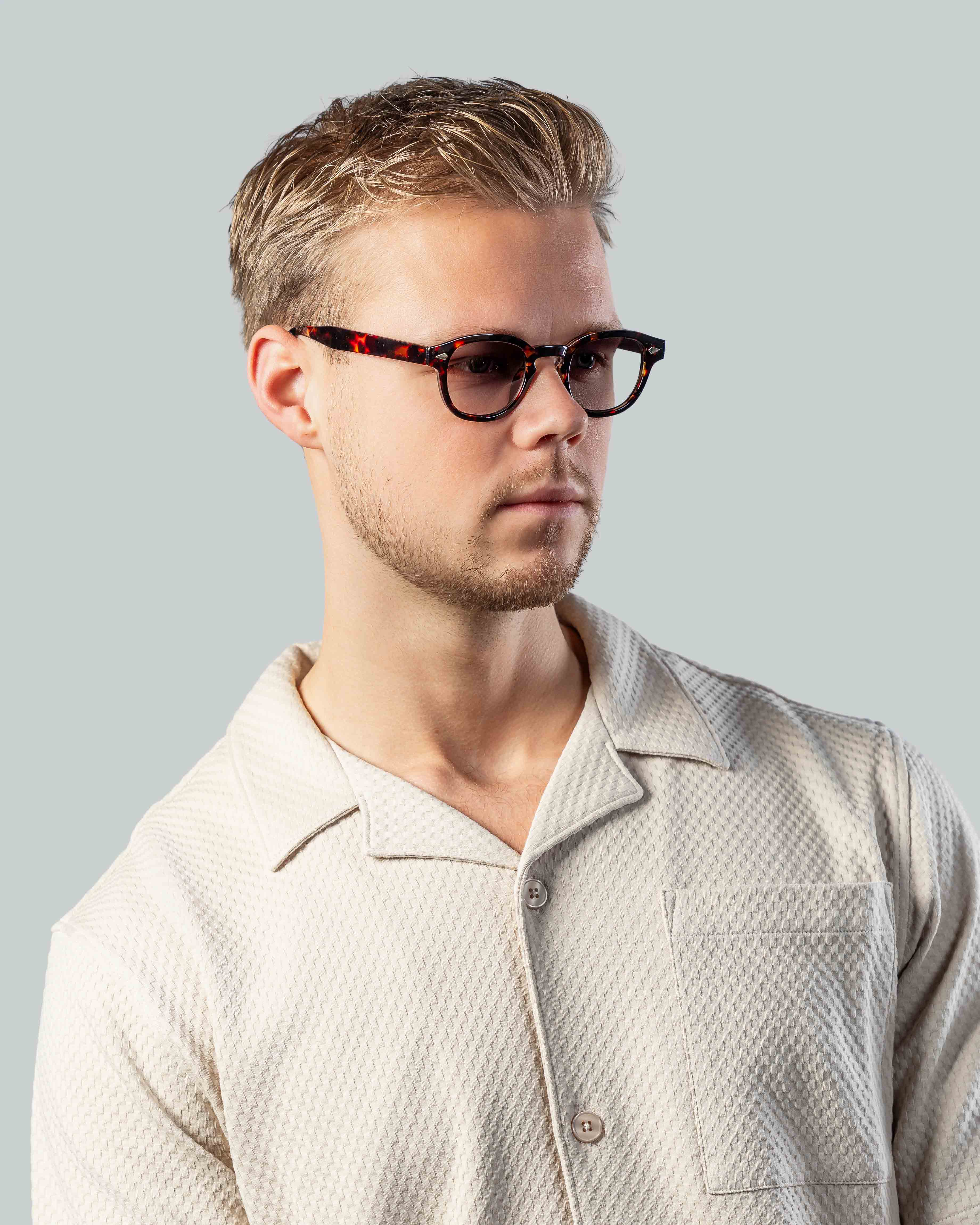 Stijlvolle zonnebril met schildpadpatroon voor een moderne look