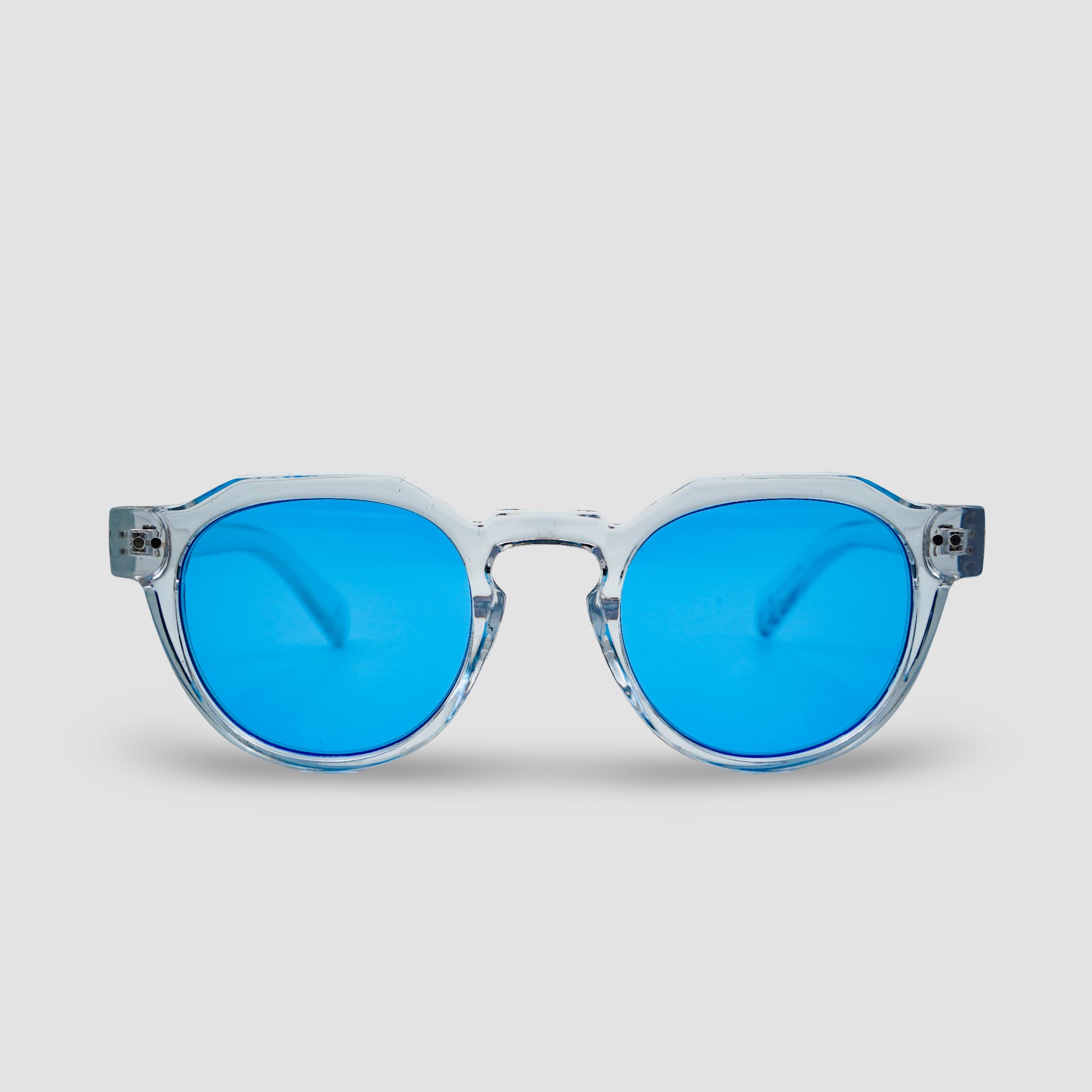Stijlvolle zonnebril met blauwe glazen en transparante montuur, perfect voor een trendy look.