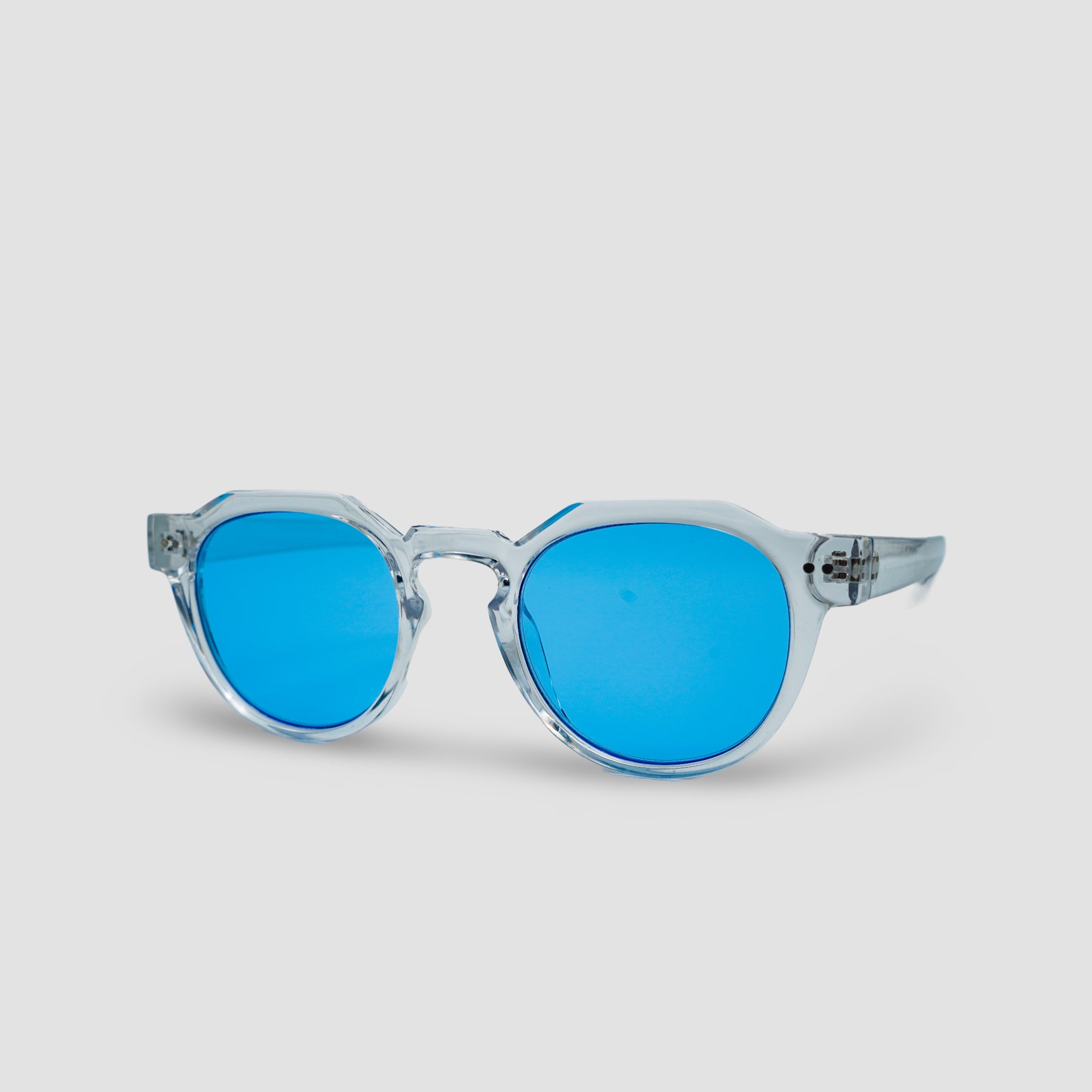 Stijlvolle zonnebril met transparant montuur en blauwe glazen, perfect voor zonnige dagen.