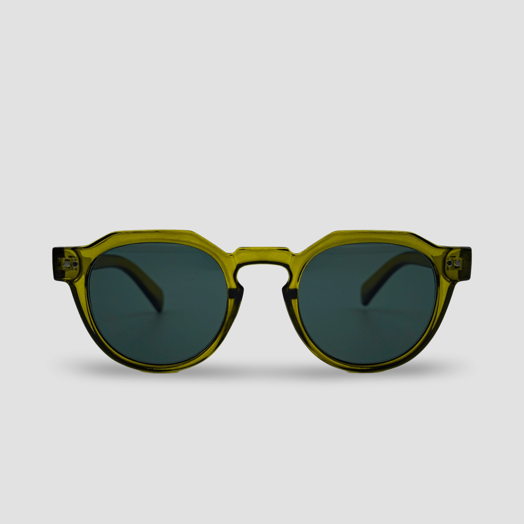 Stijlvolle groene zonnebril met ronde glazen en transparant montuur, perfect voor zomerse dagen.