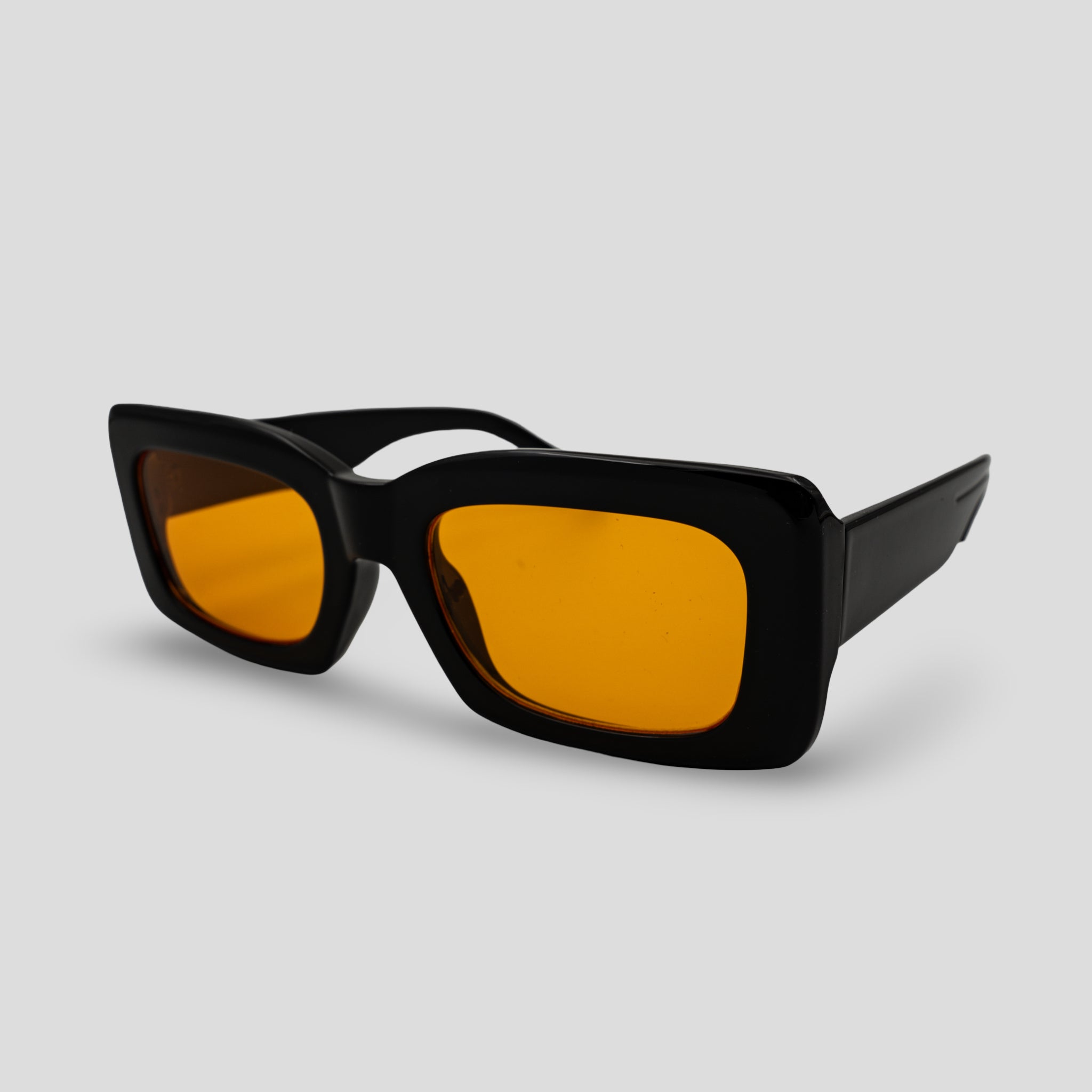 Stijlvolle zonnebril met zwarte montuur en oranje glazen, perfect voor zonbescherming en mode.
