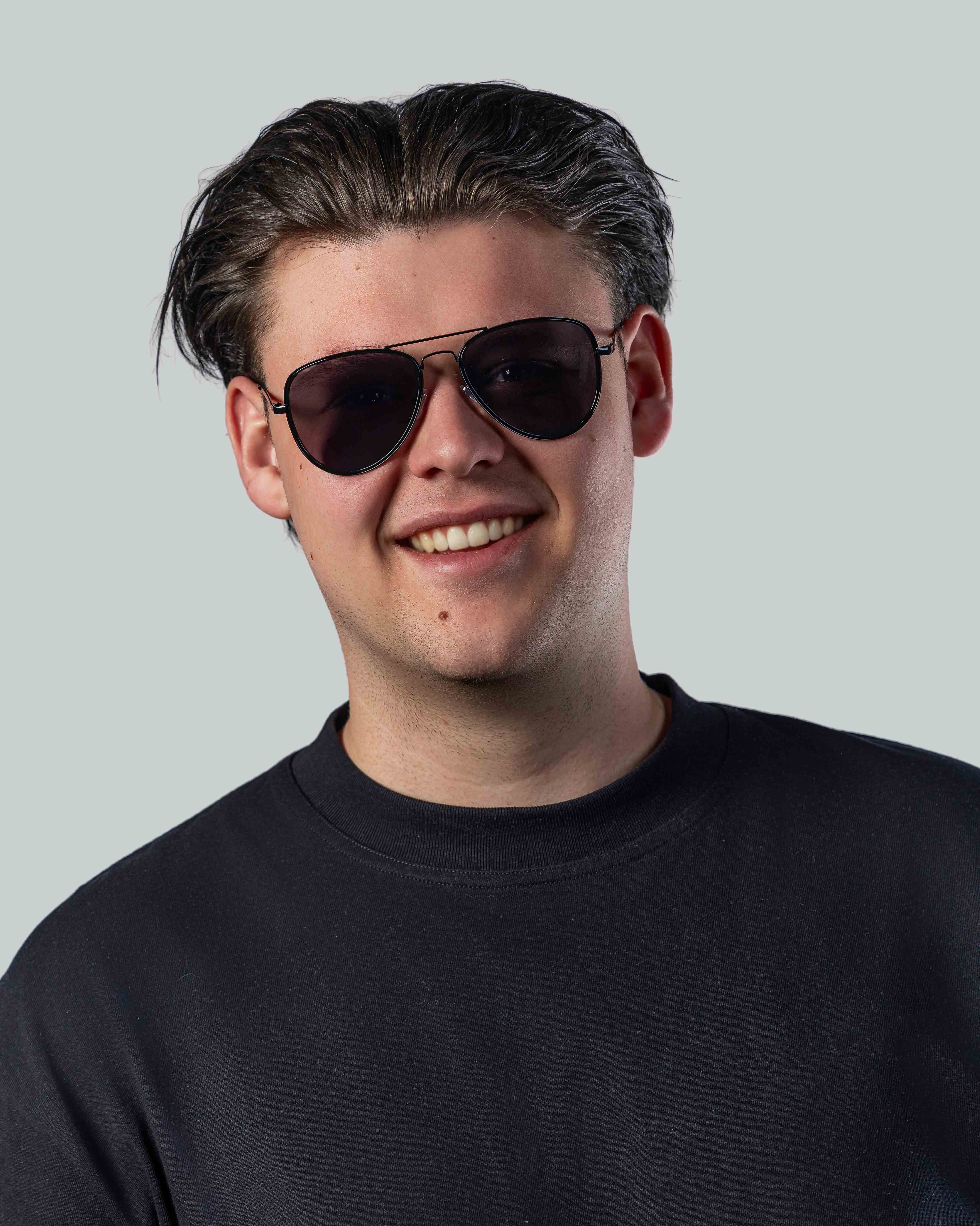 Man met stijlvolle zonnebril, perfect voor een trendy look