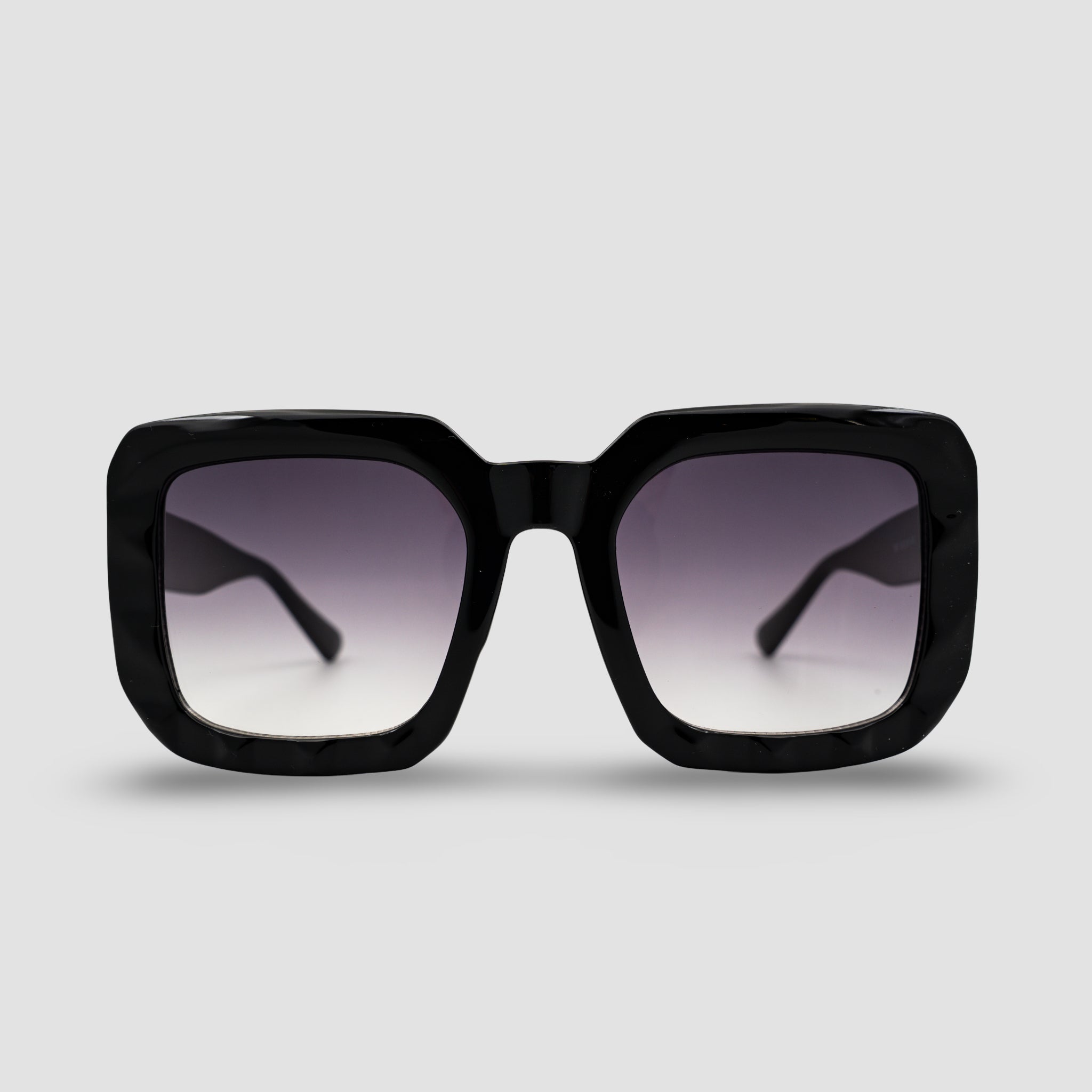 Stijlvolle zwarte zonnebril met vierkante montuur en grijze gradient glazen, perfect voor een modieuze look.