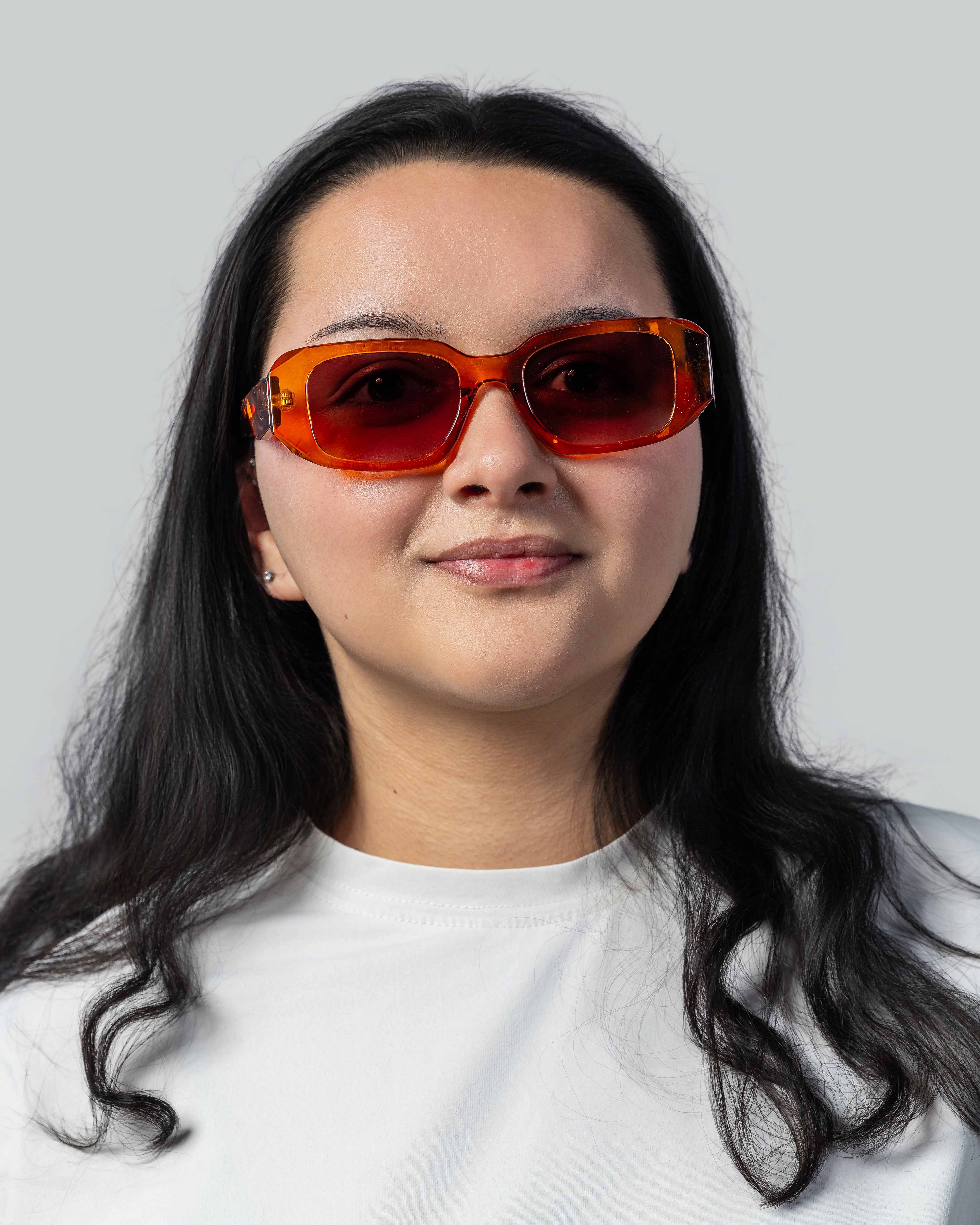 Vrouw met stijlvolle oranje zonnebril, perfect voor zomerse dagen en modieuze looks.