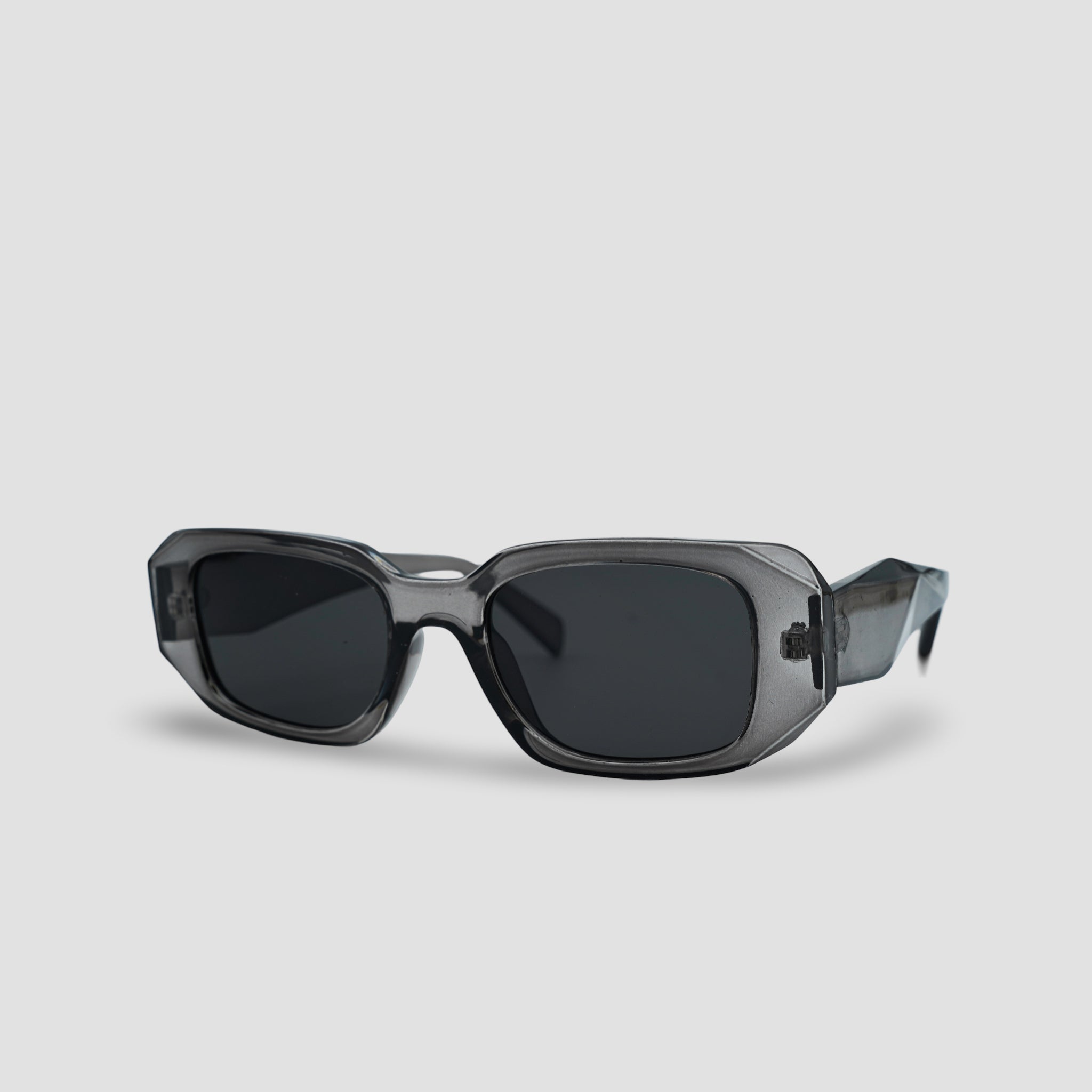 Stijlvolle zonnebril met donkere glazen en transparant frame, perfect voor moderne look