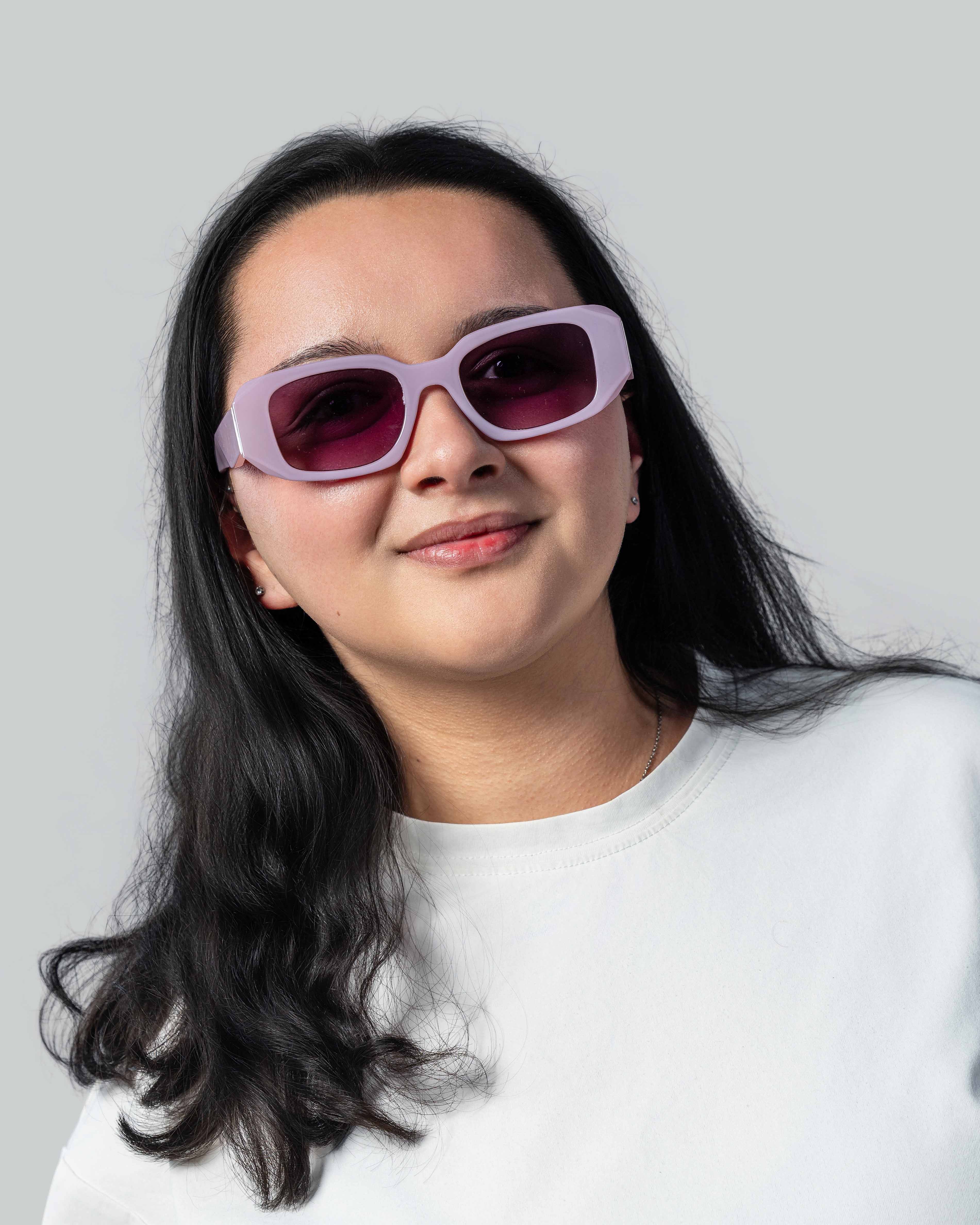 Vrouw met stijlvolle roze zonnebril, perfect voor een trendy look