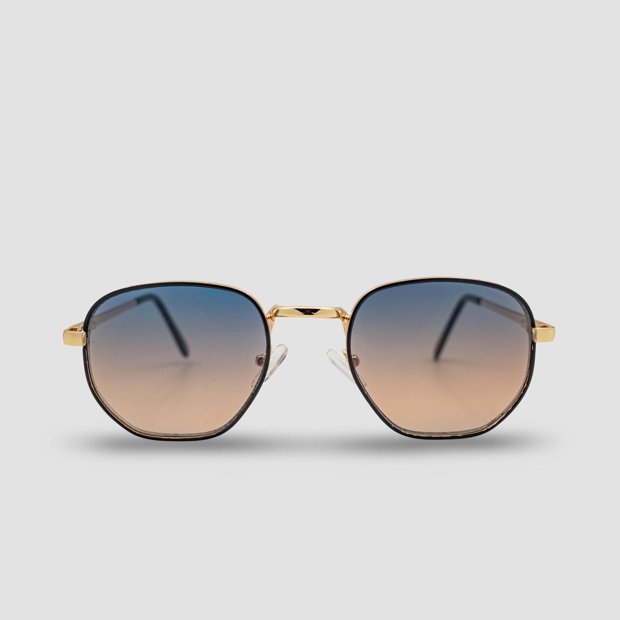 Stijlvolle zonnebril met gouden montuur en grijze gradient glazen, perfect voor zomerse dagen.